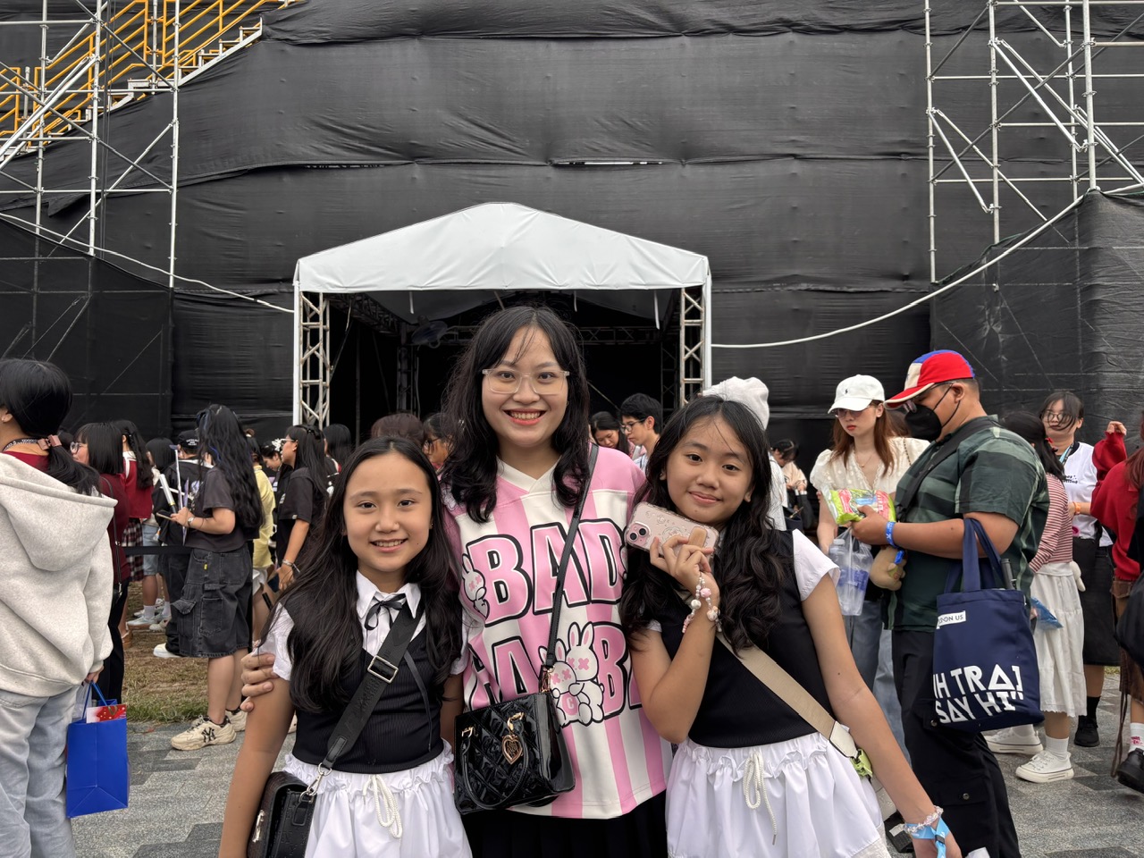 Niềm vui của ba mẹ con chị Thảo Vy khi đi xem concert - Ảnh: Thùy Dương