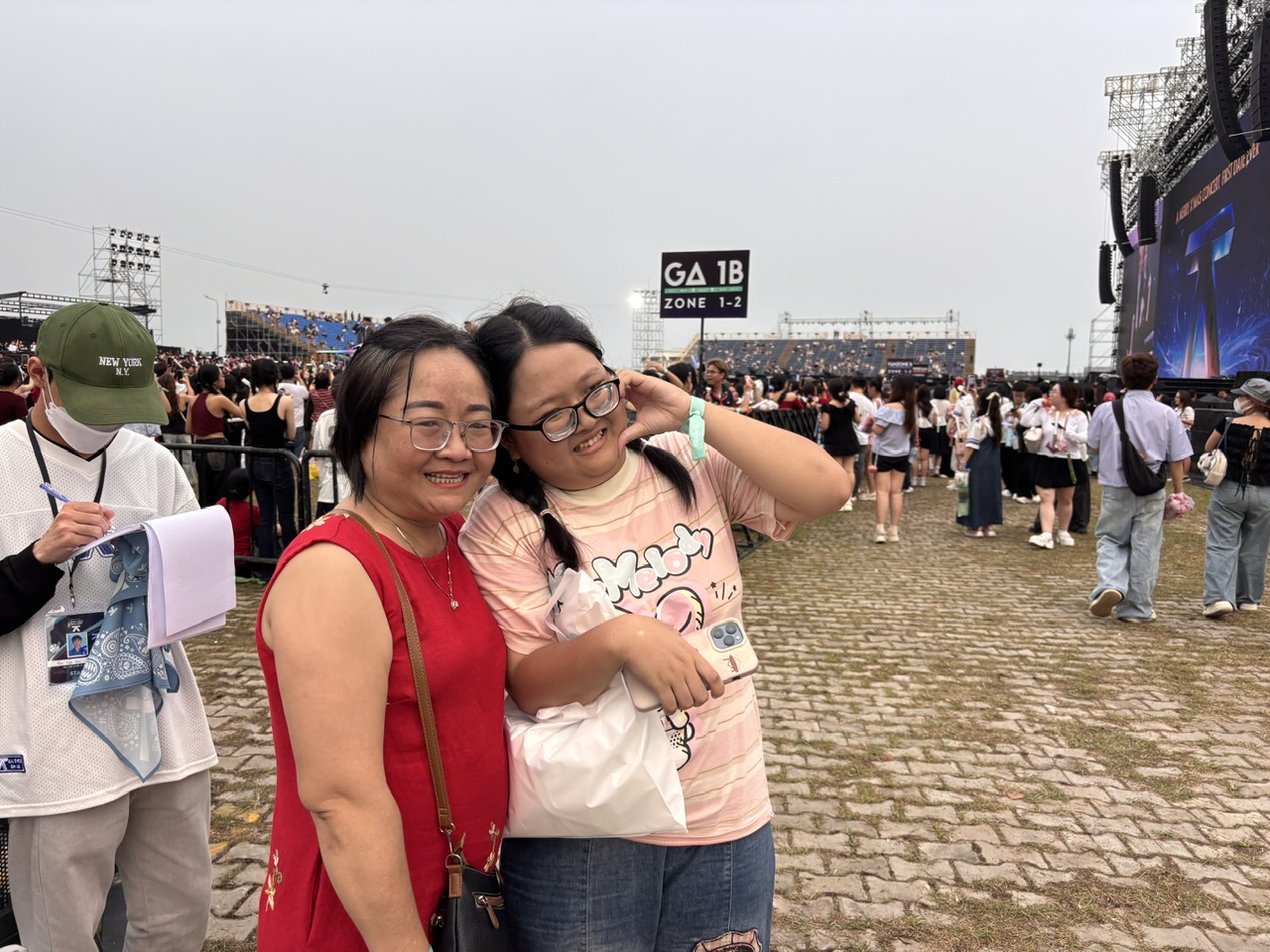 Chị Ngân Bình và con gái Thiên Thư đến từ thành phố Cần Thơ (Sóc Trăng trước đây) - Ảnh: Thùy Dương