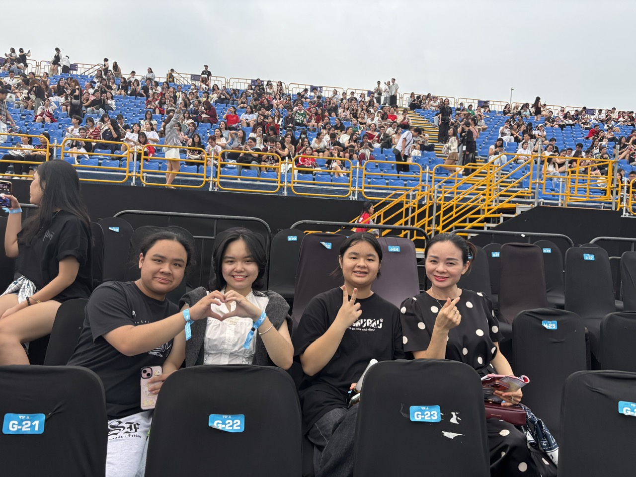 Chị Hiền cùng 3 con hào hứng với đêm diễn - Ảnh: Thùy Dương