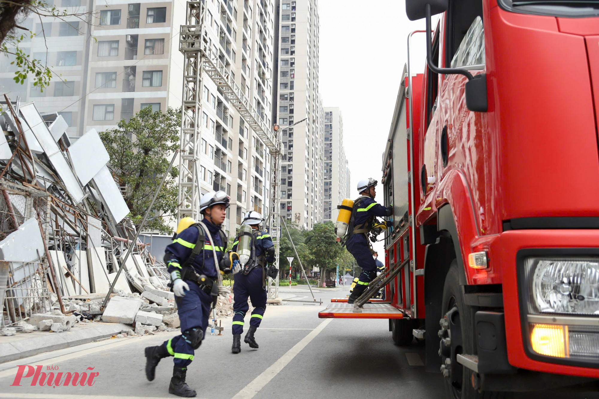 Khoảng 9h30, tình huống giả định xảy ra nổ khí gas tại khu vực bếp quán ăn tầng 1 tòa nhà Technopark Tower, gây cháy lớn và làm sập đổ một phần kết cấu công trình.