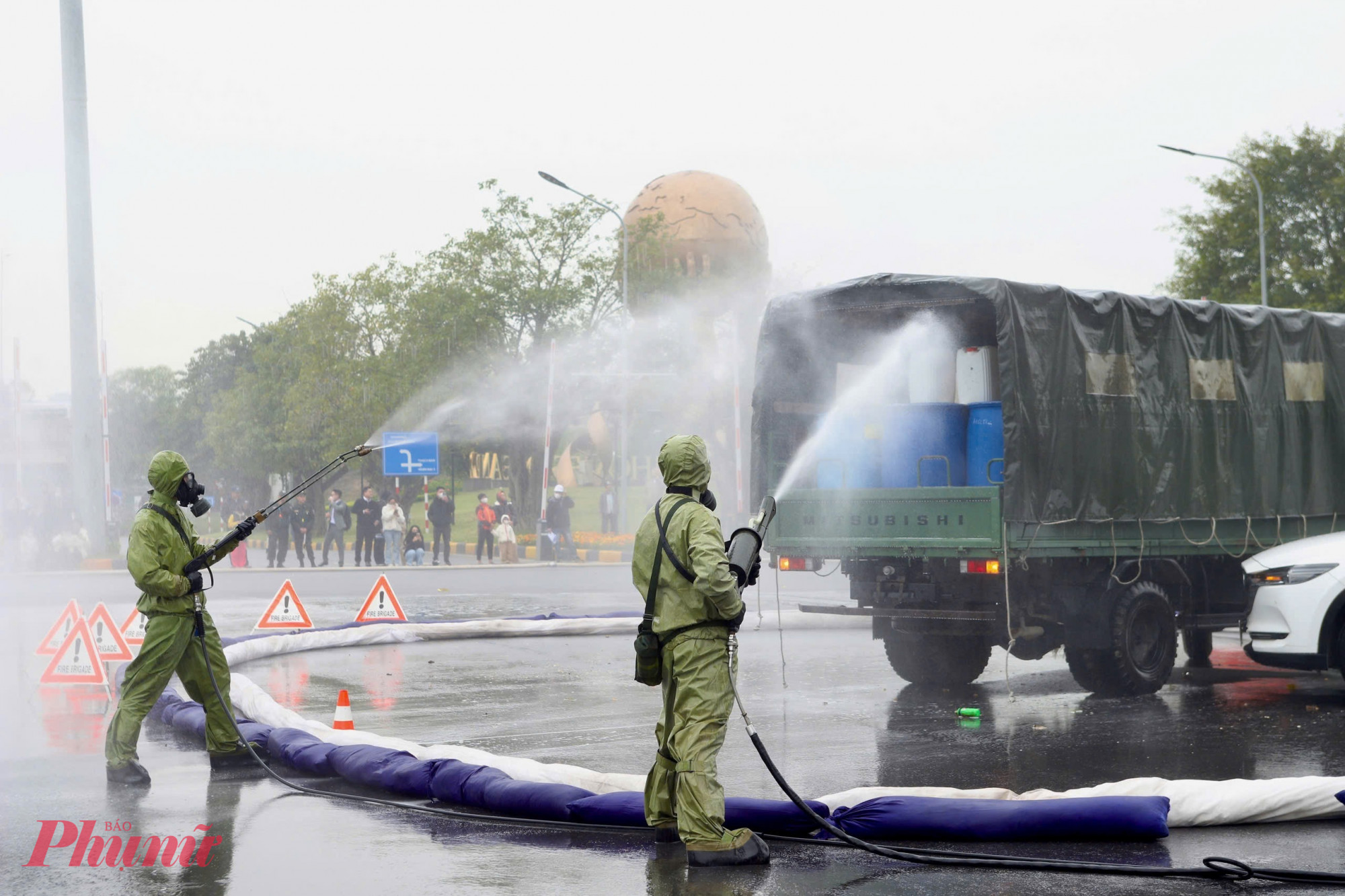 Sau khi toàn bộ người bị nạn được đưa ra ngoài an toàn, Chỉ huy chữa cháy ra lệnh tổng tấn công dập lửa.