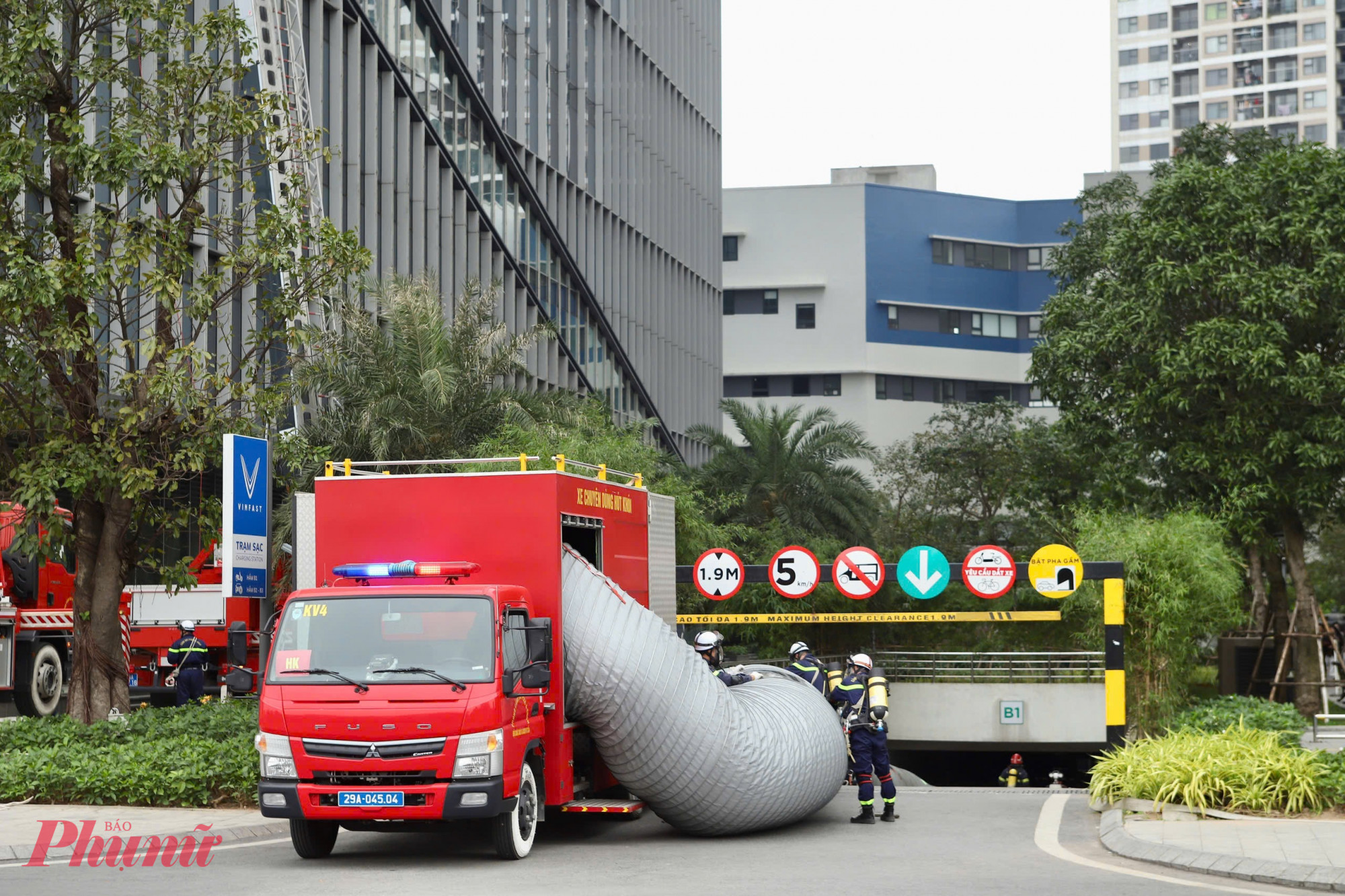 Đám cháy tại chung cư phát triển nhanh, khói dày đặc hành lang, cầu thang bộ, buộc lực lượng chức năng phải tổ chức chữa cháy, cứu nạn khẩn trương, ngăn cháy lan sang các căn hộ khác.