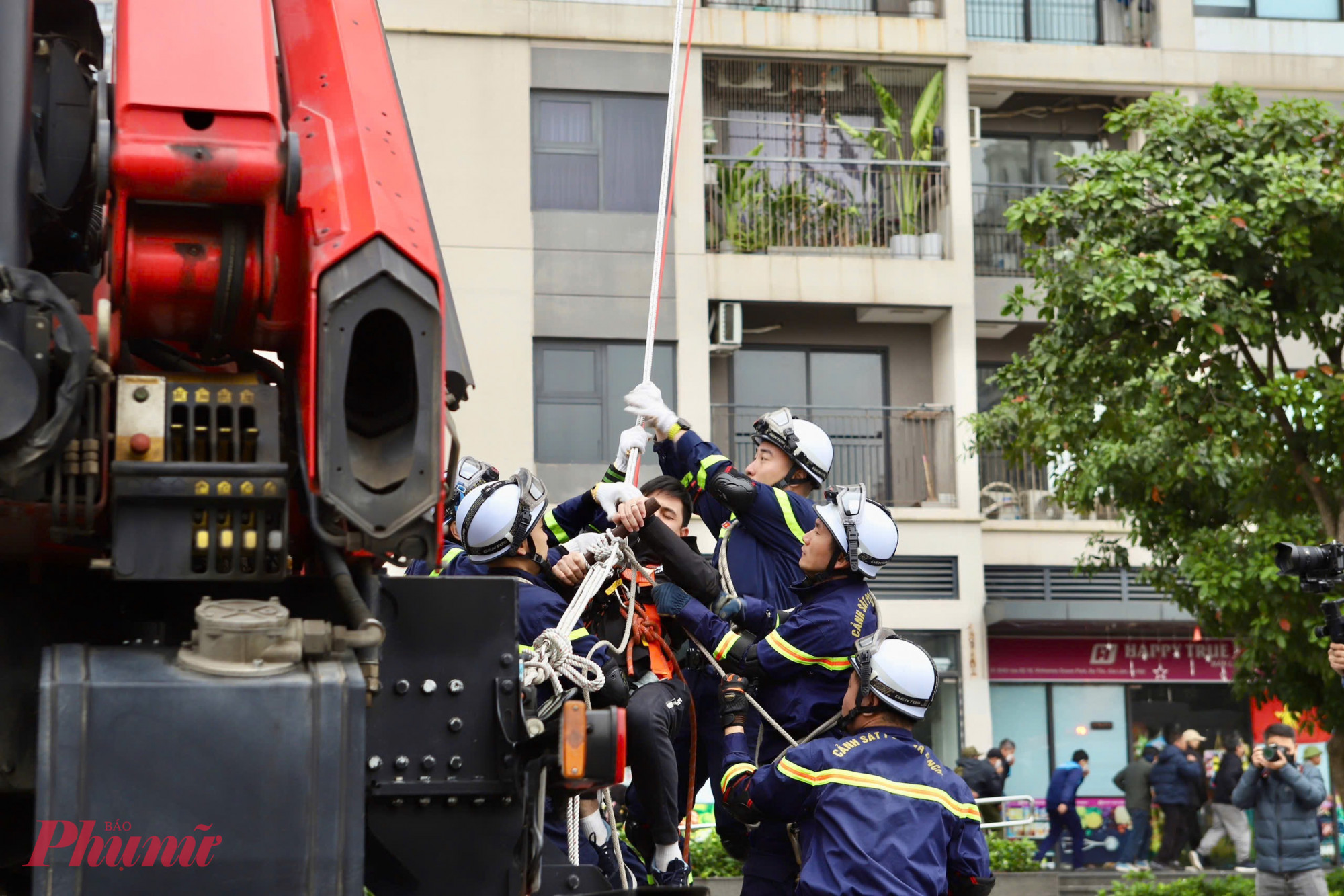 am gia diễn tập có khoảng hơn 4.000 người thuộc các sở, ngành, đơn vị của thành phố Hà Nội; các đơn vị trực thuộc Bộ Công an, Bộ Quốc phòng; Công an một số tỉnh, thành phố lân cận cùng nhiều phương tiện, trang thiết bị chuyên dụng. Nội dung diễn tập tập trung vào cơ chế thông tin, chỉ huy, điều hành chữa cháy, tìm kiếm cứu nạn, cứu hộ và tổ chức diễn tập thực binh theo các tình huống giả định phức tạp.