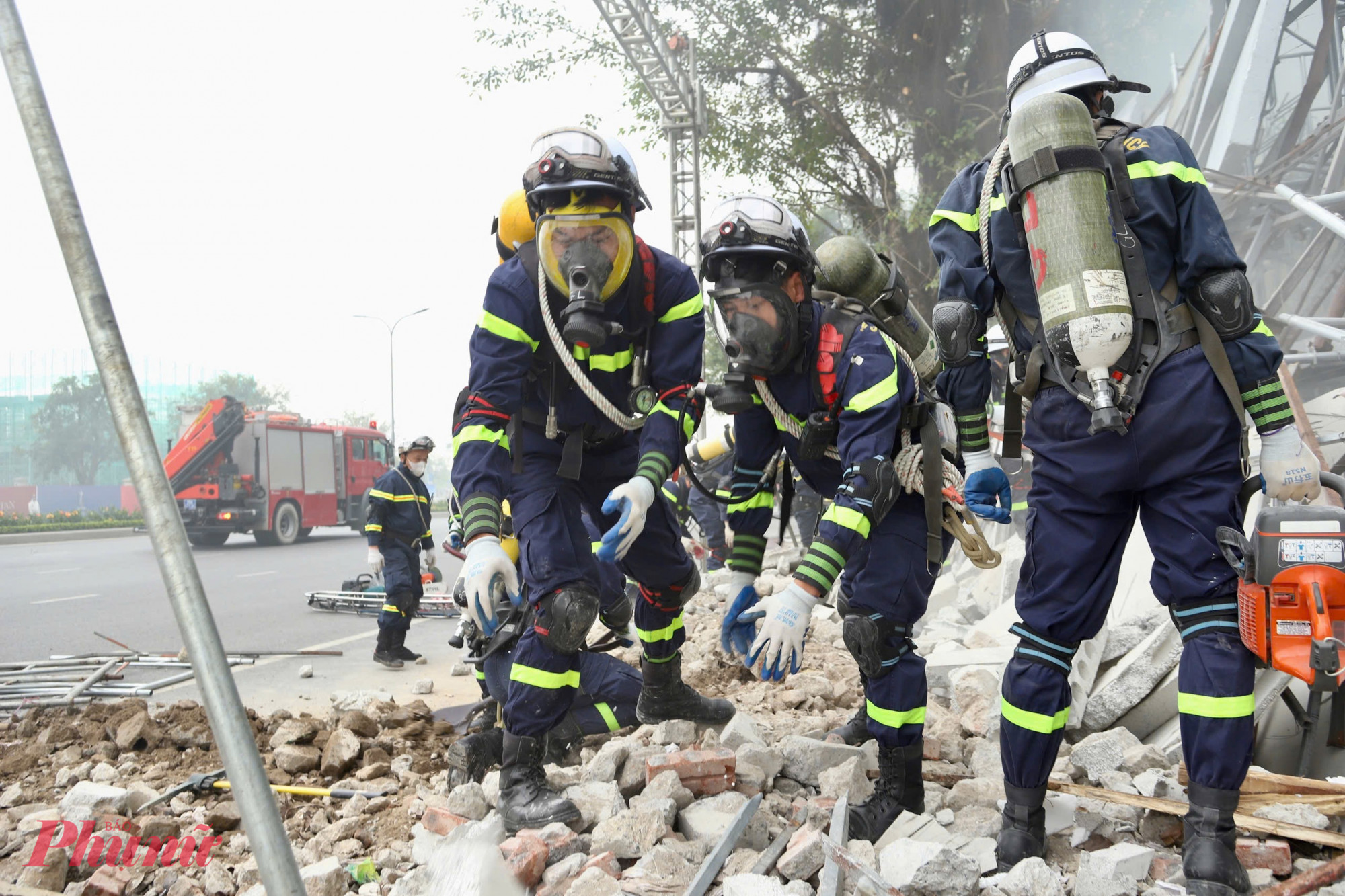Lực lượng phòng cháy, chữa cháy cơ sở lập tức triển khai chữa cháy ban đầu, cắt điện khu vực cháy, sử dụng bình chữa cháy, vòi lăng, đồng thời hướng dẫn người dân thoát nạn, đưa người bị thương, ngạt khói ra ngoài an toàn.
