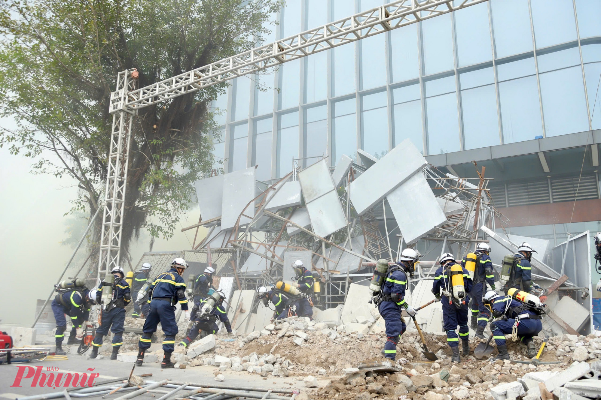 Sáng 27/12/2025, tại xã Gia Lâm, Hà Nội đã diễn ra buổi diễn tập phương án chữa cháy, cứu nạn, cứu hộ quy mô lớn theo Kế hoạch số 01/KH-BTC do Phó Chủ tịch Thường trực UBND Thành phố Hà Nội Dương Đức Tuấn ký ban hành.