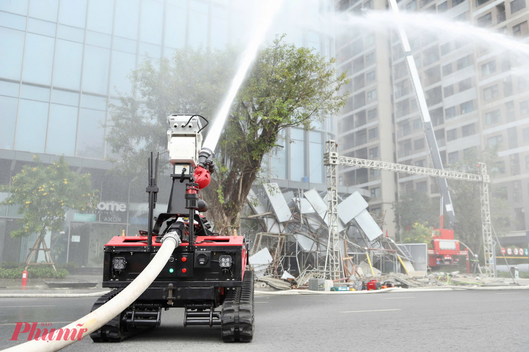 Cảnh sát phòng cháy, chữa cháy và cứu nạn, cứu hộ thuộc Phòng PC07 Công an thành phố Hà Nội nhanh chóng tiếp cận hiện trường, tổ chức trinh sát, khoanh vùng đám cháy và triển khai các mũi chữa cháy, cứu nạn.