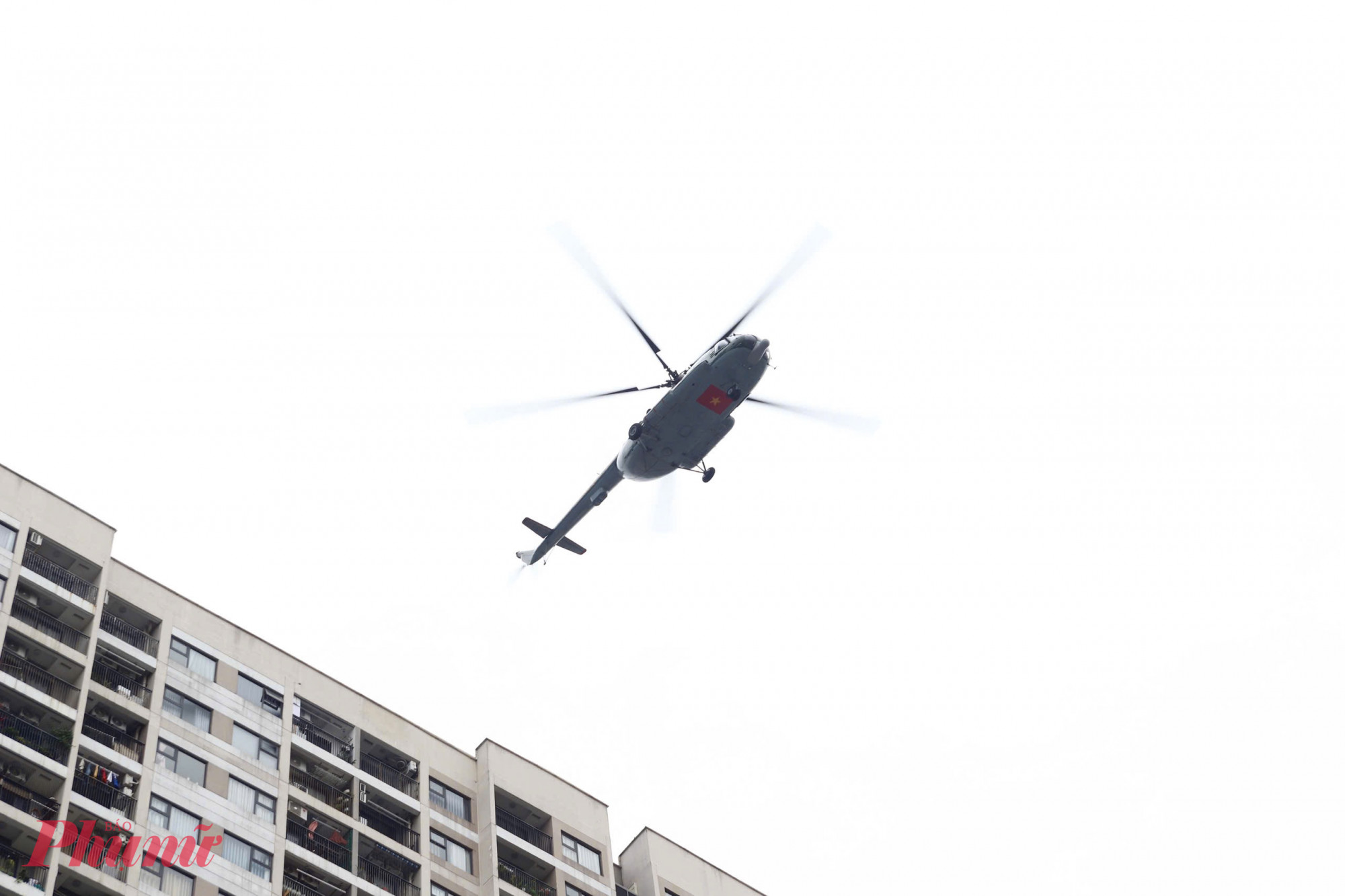 Trong giai đoạn cao điểm, trực thăng được huy động bay trinh sát trên không, hỗ trợ quan sát tổng thể hiện trường, phục vụ công tác chỉ huy, điều hành chữa cháy, cứu nạn, cứu hộ.