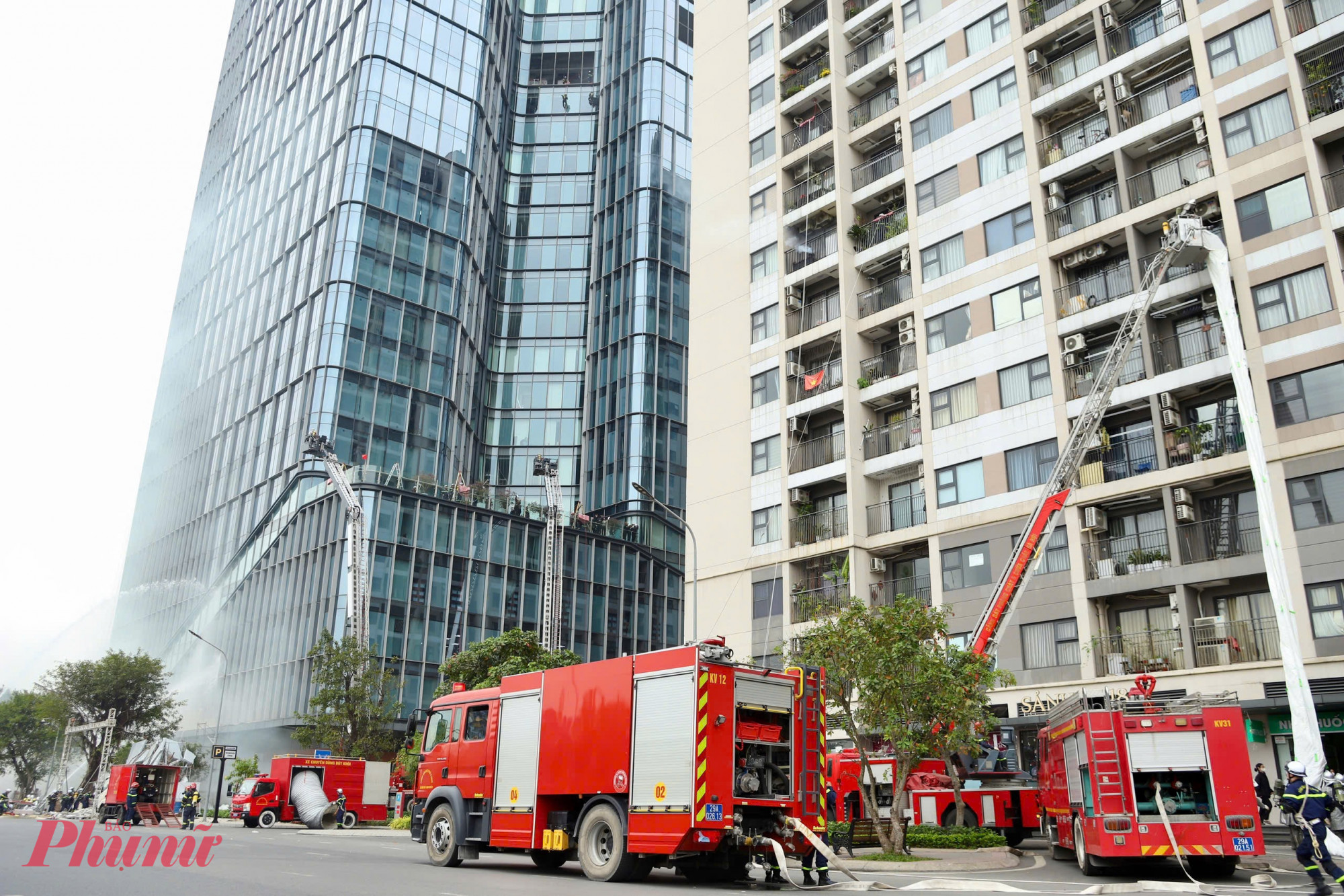 Lực lượng chức năng tập trung rà soát các tầng phía trên khu vực cháy, tìm kiếm người mắc kẹt, đồng thời hướng dẫn thoát nạn có tổ chức tại các tầng phía dưới, triển khai quạt đẩy khói bảo đảm an toàn.