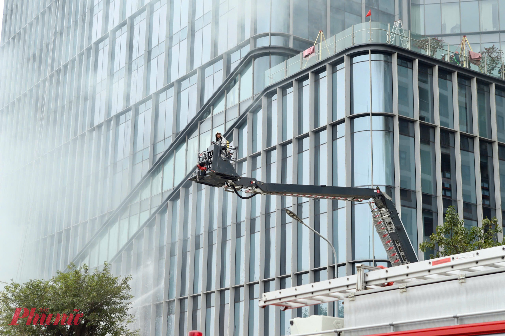 Đám cháy nhanh chóng lan lên tầng 2, khói, khí độc bao trùm nhiều tầng, khiến hàng nghìn người trong tòa nhà hoảng loạn tìm cách thoát nạn; hệ thống báo cháy được kích hoạt.