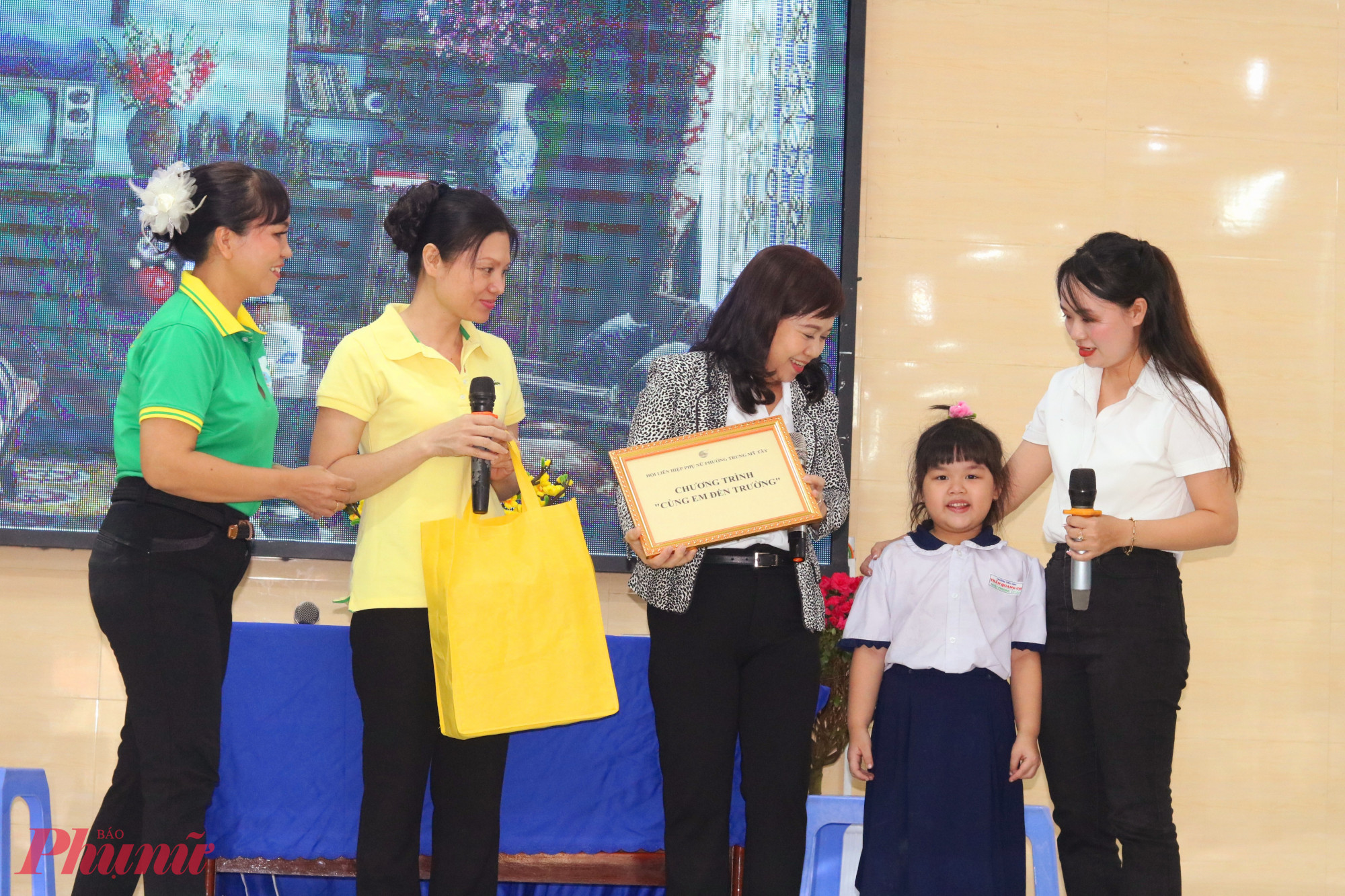 Tại hội nghị, cán bộ, hiện viên phụ nữ phường Trung Mỹ Tây diễn tiểu phẩm minh hoạ kết quả bước đầu của mô hình “Hộp thư kết nối và sẻ chia”. Câu chuyện xoay quanh 1 gia đình hội viên đang gặp nhiều khó khăn về kinh tế. Sau khi nắm thông tin, chi hội trưởng phụ nữ khu phố đã phản ánh vào hộp thư. Hội LHPN phường tiếp nhận và nhanh chóng hỗ trợ học bổng cho con của chị hội viên - Ảnh: Mẫn Nhi