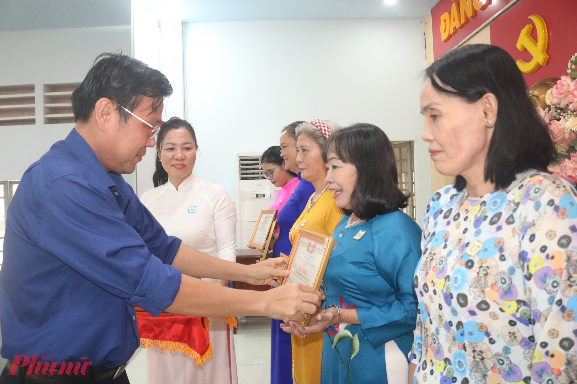 Ông Phan Phương Bình - Ủy viên Ban Thường vụ Đảng ủy, Phó chủ tịch UBND phường Trung Mỹ Tây – trao giấy khen đến đại diện các tập thể - Ảnh: Mẫn Nhi