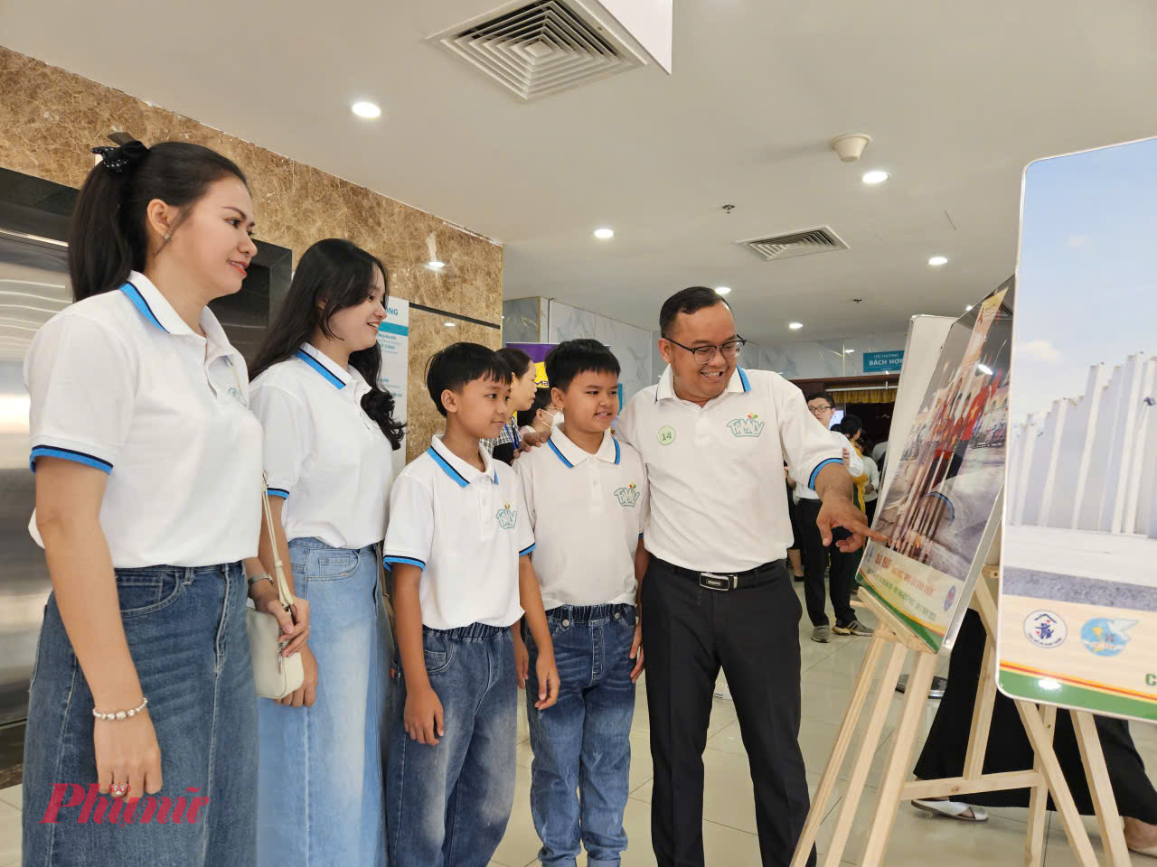 Gia đình anh Trần Hữu Nhân (phường Trung Mỹ Tây, TPHCM) đạt giải nhất cuộc thi anh Ban tổ chức cũng trao giải cuộc thi ảnh Gia đình 2 con - Vẹn tròn hạnh phúc lần 2 d