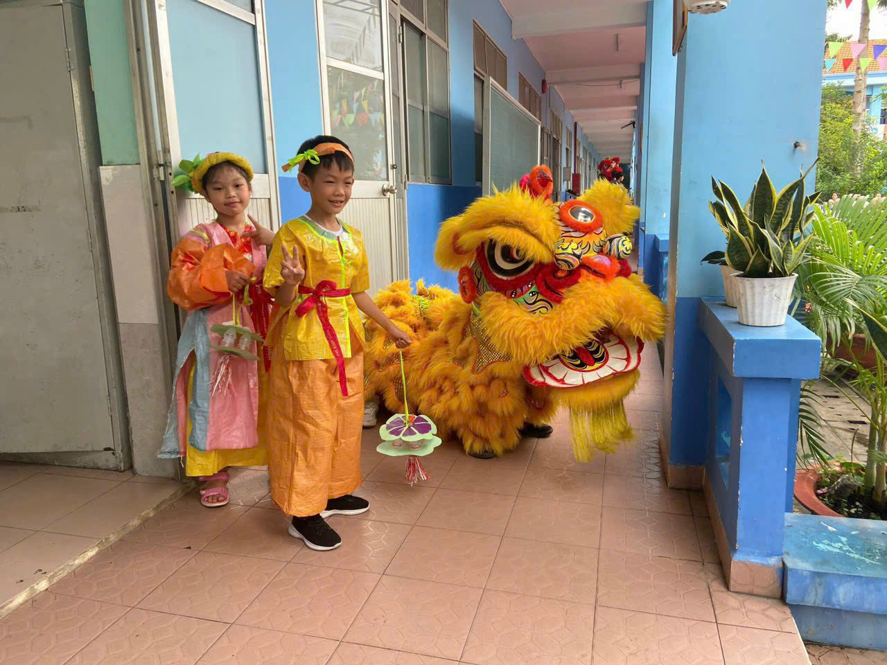 Lồng đèn làm từ chai sữa được các con yêu thích. Ảnh: Trinh Huỳnh