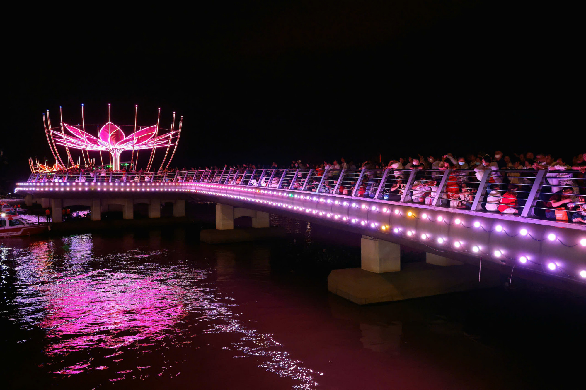 Đêm khai mạc lễ hội tối 27/12, với nhiều chương trình hấp dẫn, thu hút rất đông người dân và du khách đến xem. Ảnh: CTV