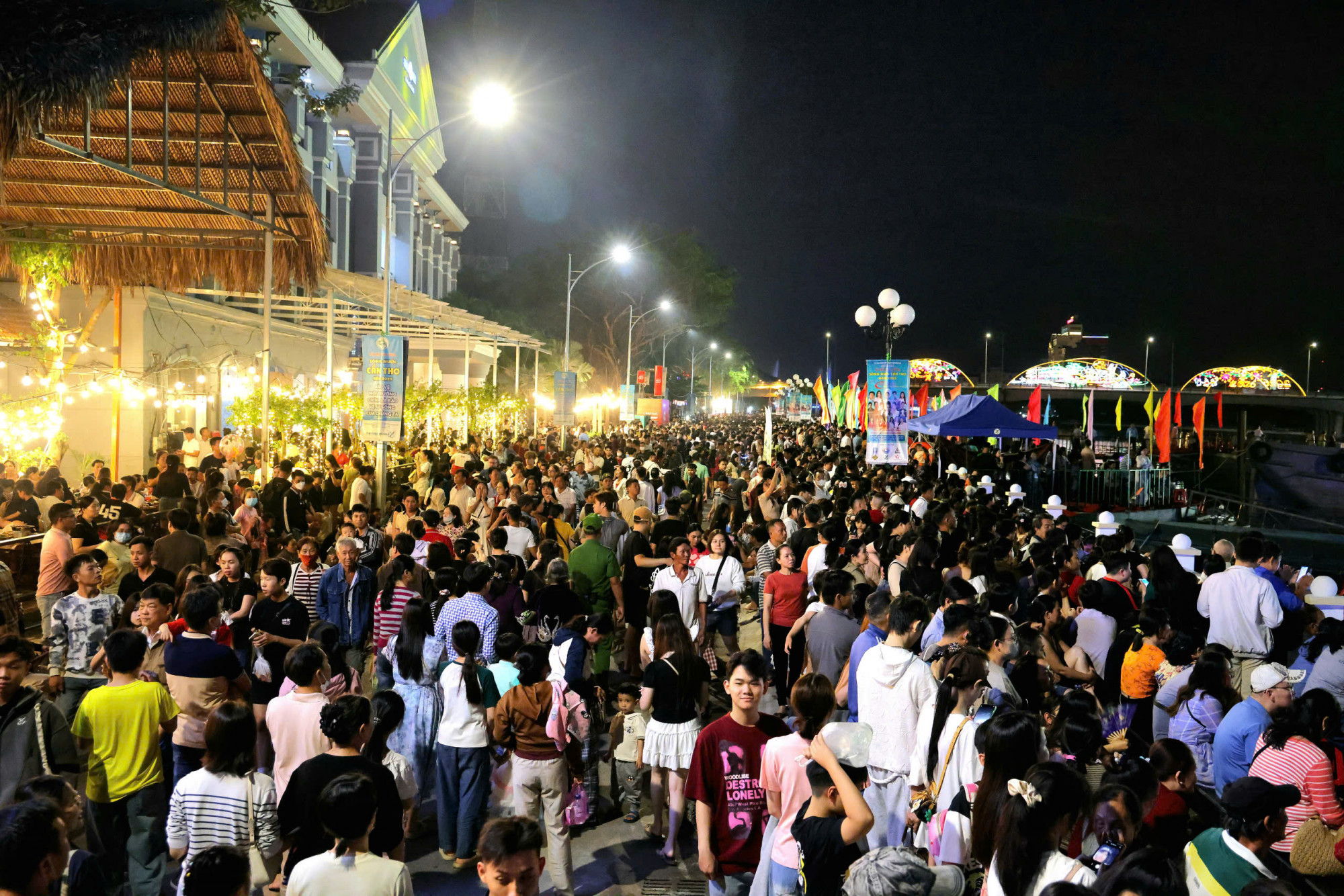 Lễ hội sông nước thu hút nhiều du khách đến Cần Thơ - góp phần phát triển du lịch... Ảnh: Trung Phạm