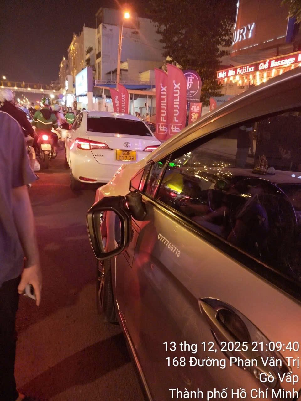 Chiếc ô tô bị đập phá kính. Ảnh NVCC