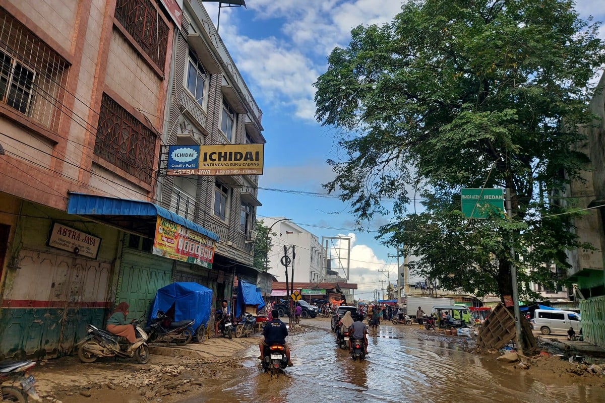Tại thị trấn Kuala Simpang, Aceh, nước lũ đổ về sau trận mưa lớn ở Sumatra tháng 11/2025 - Ảnh: Aisyah Llewellyn/SCMP