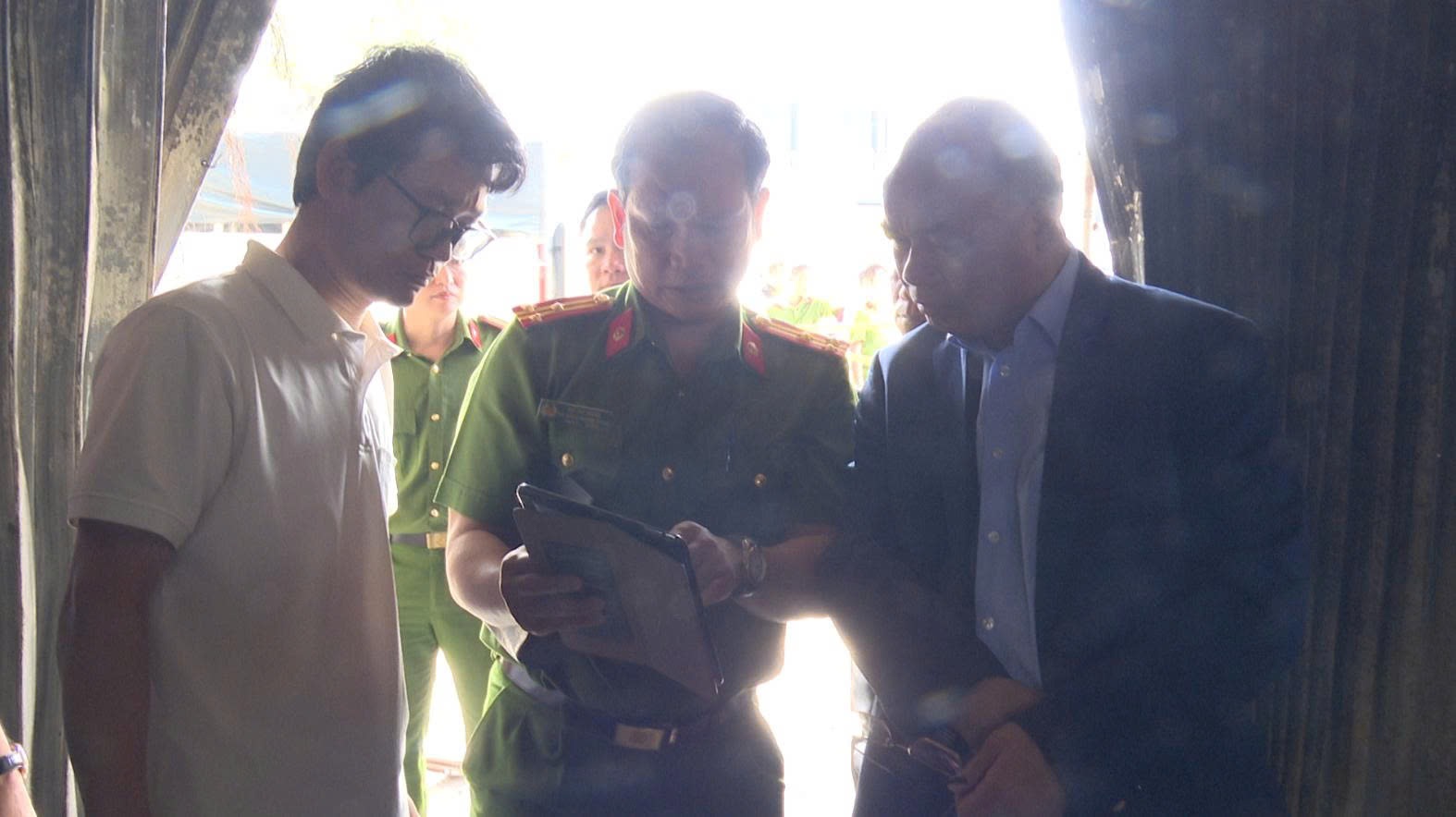 ông Trương Công Thái – Phó Chủ tịch UBND tỉnh Đắk Lắk đã trực tiếp đến hiện trường, thăm hỏi và chia buồn với gia đình nạn nhân vụ cháy nhà khiến 4 người tử vong. 