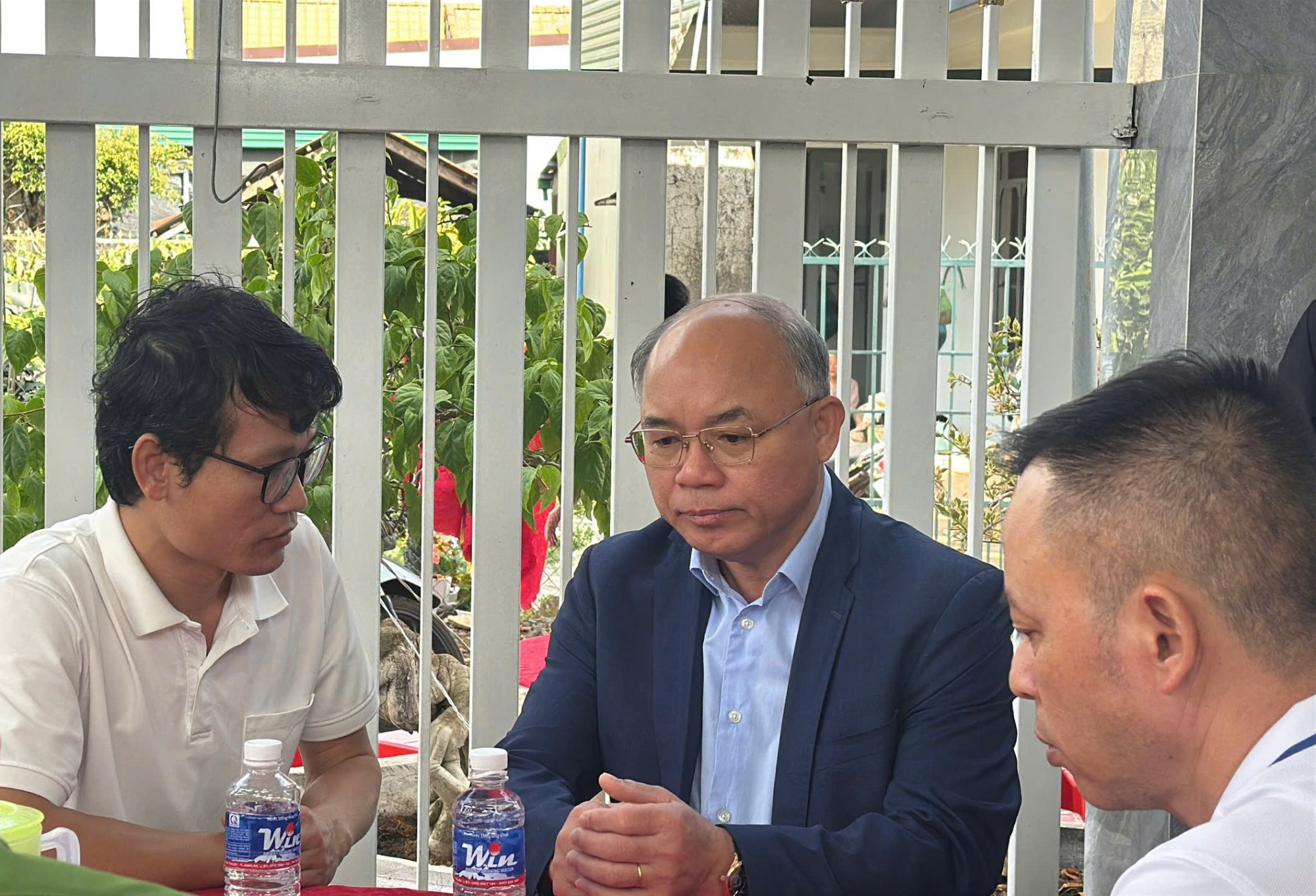 ông Trương Công Thái – Phó Chủ tịch UBND tỉnh Đắk Lắk đã trực tiếp đến hiện trường, thăm hỏi và chia buồn với gia đình nạn nhân vụ cháy nhà khiến 4 người tử vong. 