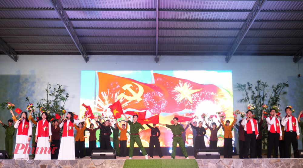 tiết mục đặc biệt “sân khấu hóa “Tân An Hội viết tiếp trang sử” Tiết mục này là sự kết nối giữa lịch sử và hiện tại, giữa ký ức và khát vọng, khắc họa sinh động tinh thần đoàn kết, tình yêu quê hương và quyết tâm của Đảng bộ, chính quyền và Nhân dân xã Tân An Hội trong việc gìn giữ truyền thống, viết tiếp những trang sử vẻ vang bằng hành động hôm nay.