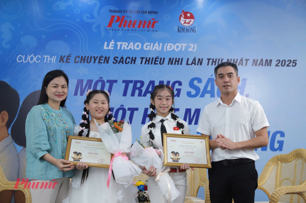 Đồng hạng nhì là em Nguyễn Cao Thanh Trúc (trái) và em Phạm Minh Bảo Ngọc (phải)