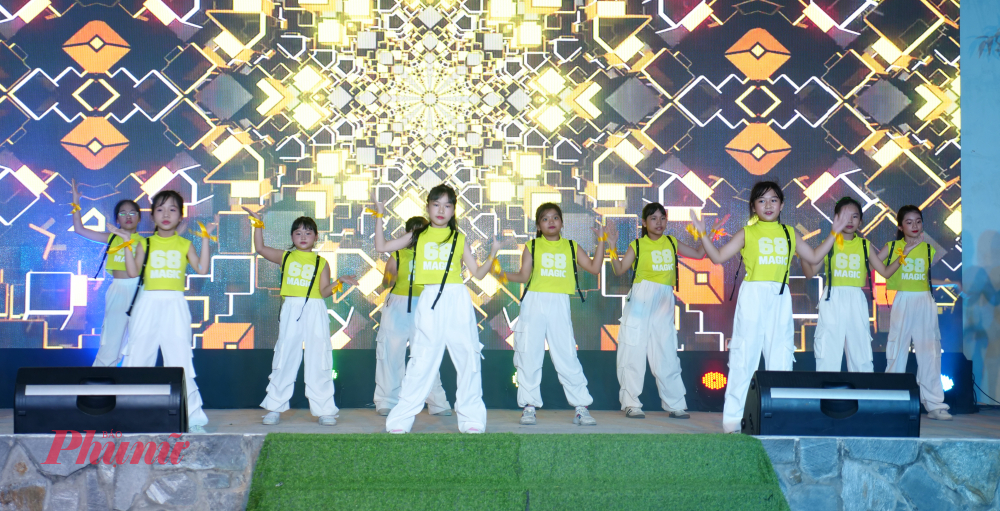 Các tiết mục biểu diễn của các em thiếu nhi tạo không khí vui nhộn tại chương trình - Ảnh: Trang Nguyễn 