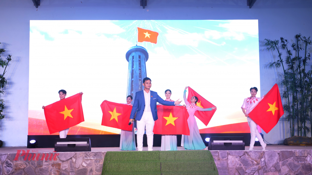 Nhiều tiết mục thể hiện tình yêu quê hương đất nước - Ảnh: Trang Nguyễn 