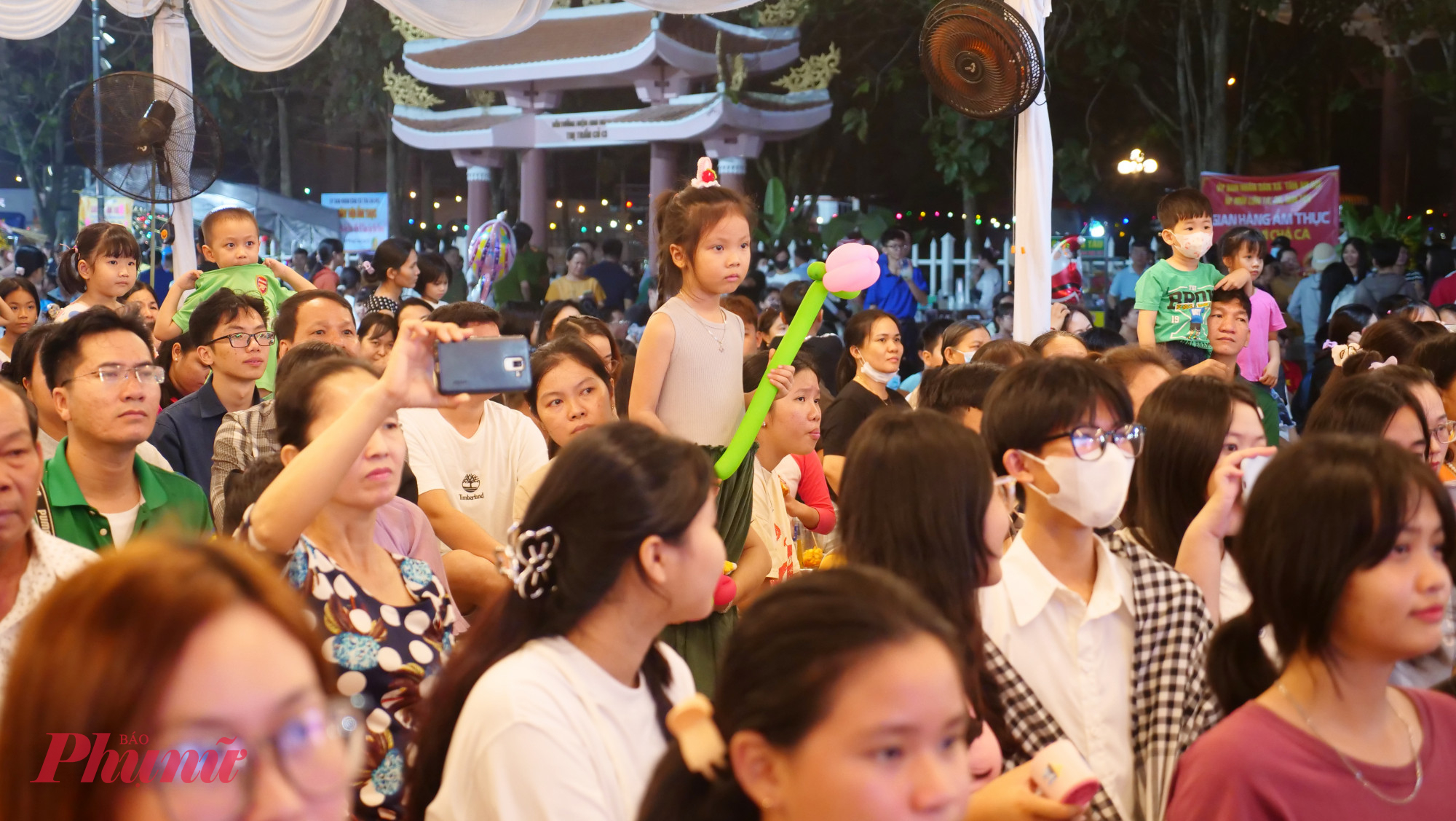 Người dân háo hức xem chương trình biểu biểu văn nghệ - Ảnh: Trang Nguyễn