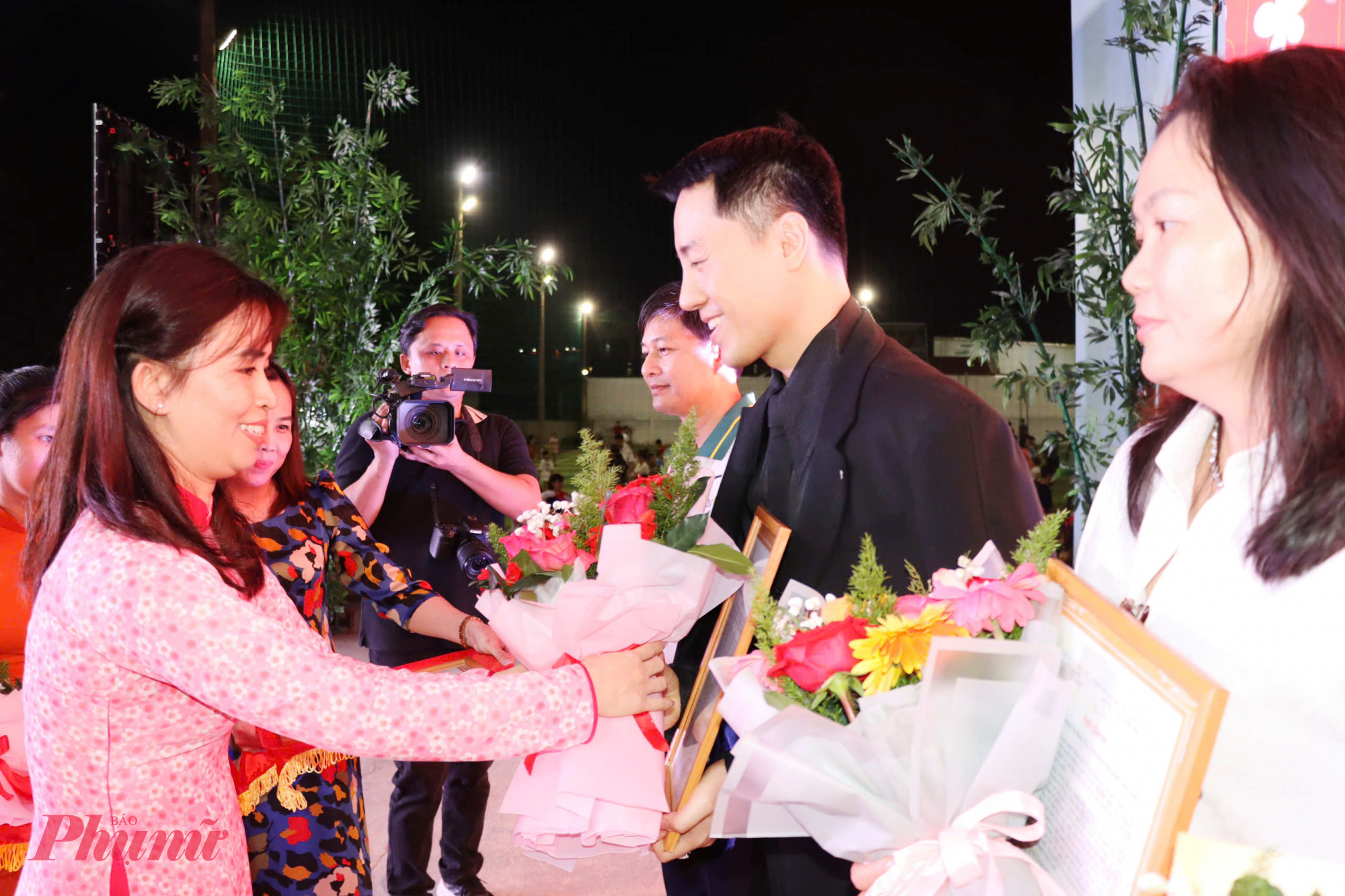 Bà Huỳnh Thị Hồng Vân - Phó Chủ tịch UBND xã Tân An Hội - thư cảm ơn đến các tổ chức, cá nhân đã tích cực đồng hành, ủng hộ và gây quỹ chăm lo Tết cho hộ cận nghèo, gia đình chính sách và học sinh có hoàn cảnh khó khăn trên địa bàn xã 