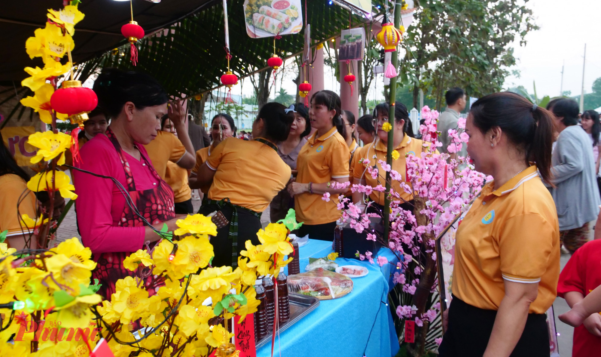 không gian “Góc phố ẩm thực - Nếm vị Xuân, Góp yêu thương”.