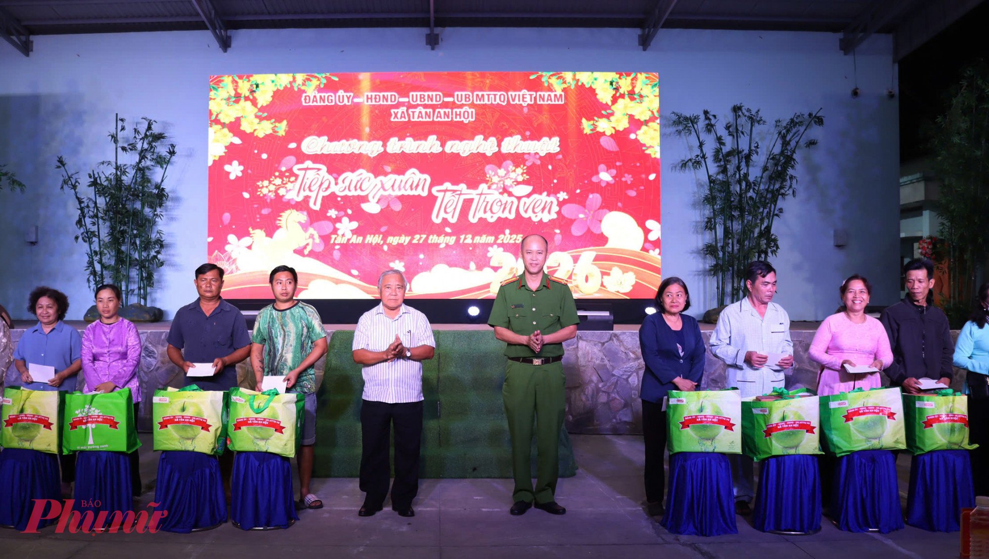 Cũng trong khuôn khổ chương trình, xã Tân An Hội đã tặng 100 phần quà cho các cho hộ cận nghèo, gia đình chính sách trên địa bàn.