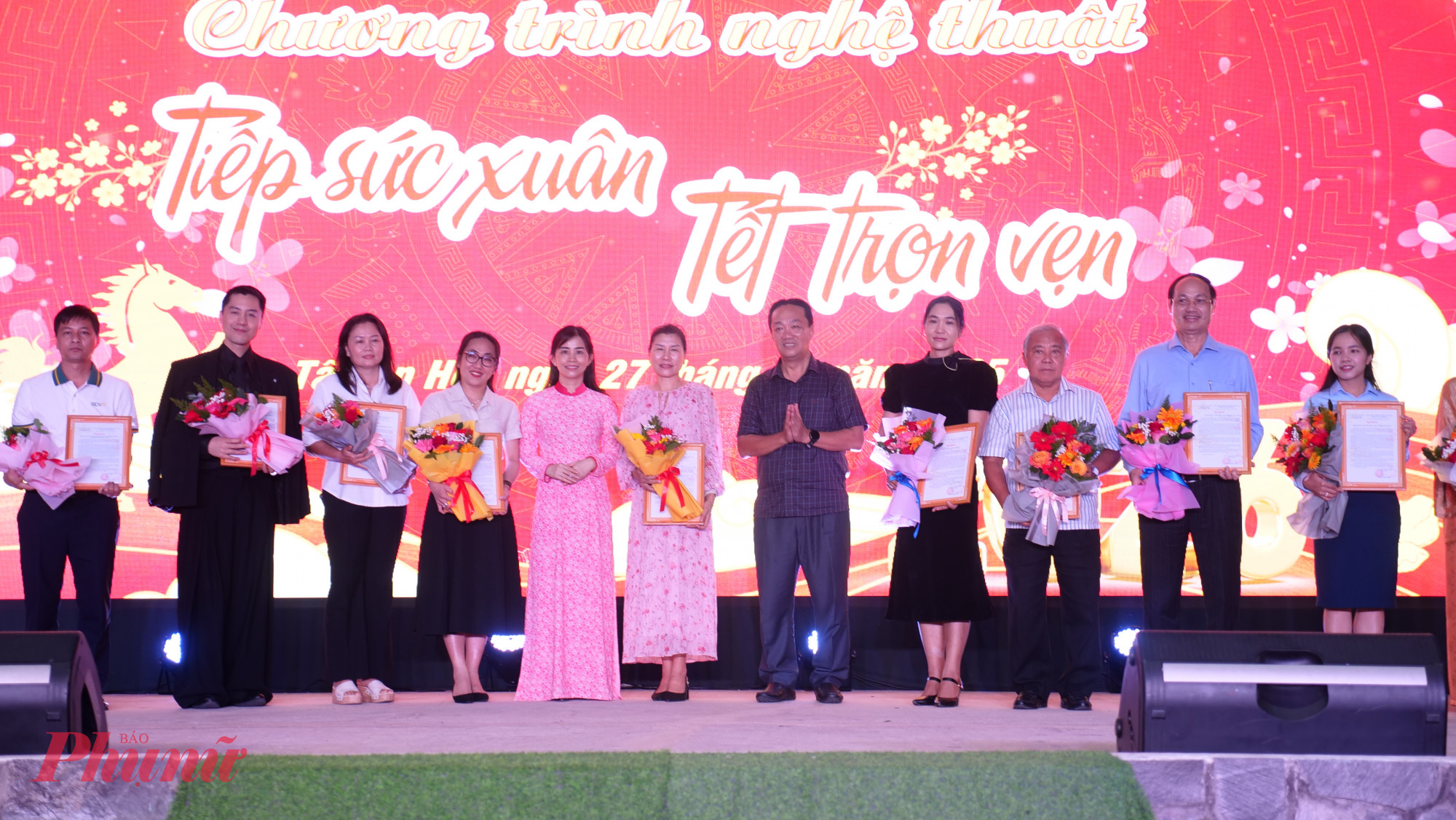 Lãnh đạo xã Tân An Hội trao thư cảm ơn cá nhân, đơn vị đóng góp gây quỹ chăm lo tết tại chương trình - Ảnh: Trang Nguyễn