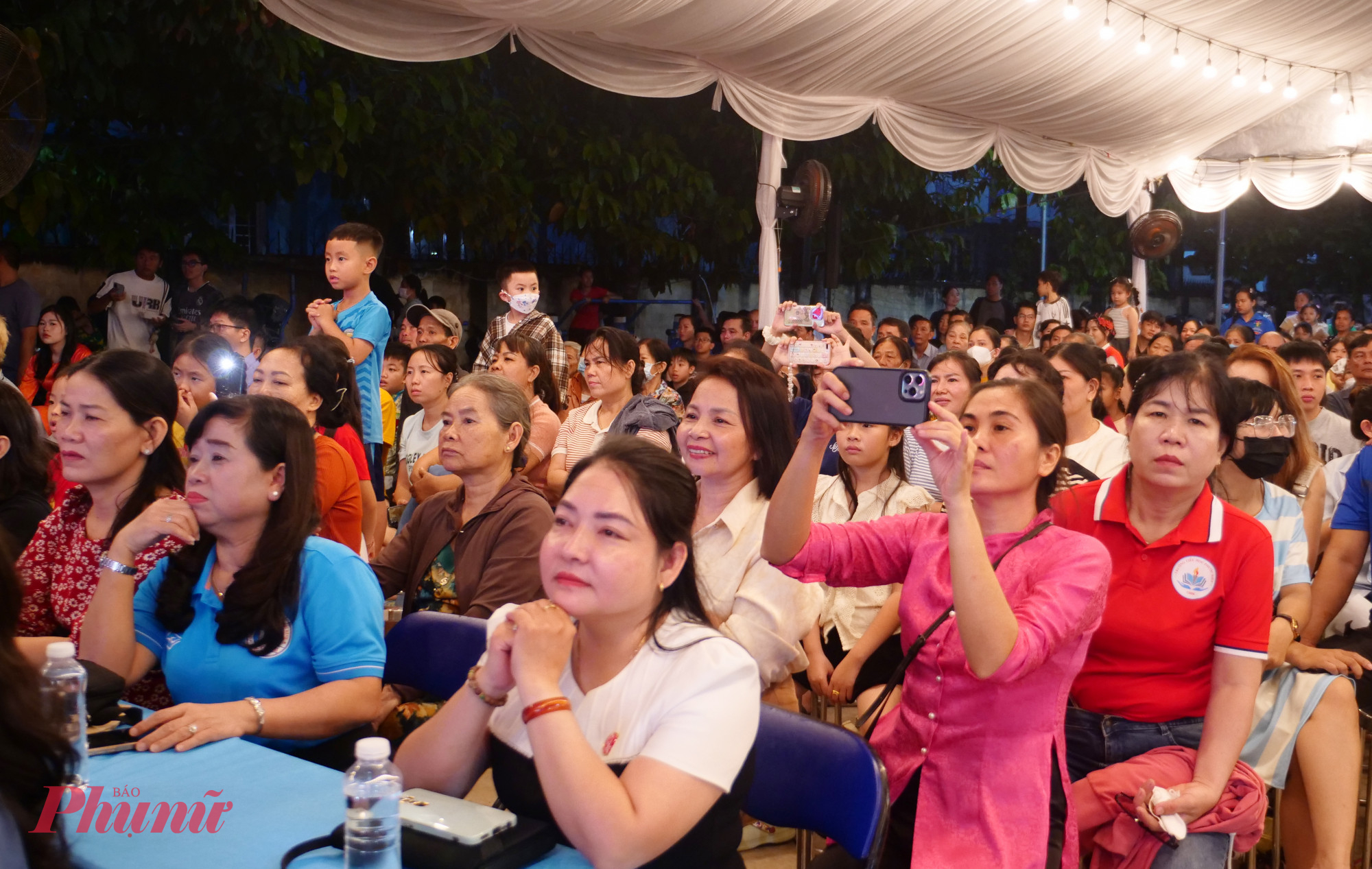 Người dân đón xem chương trình đến 