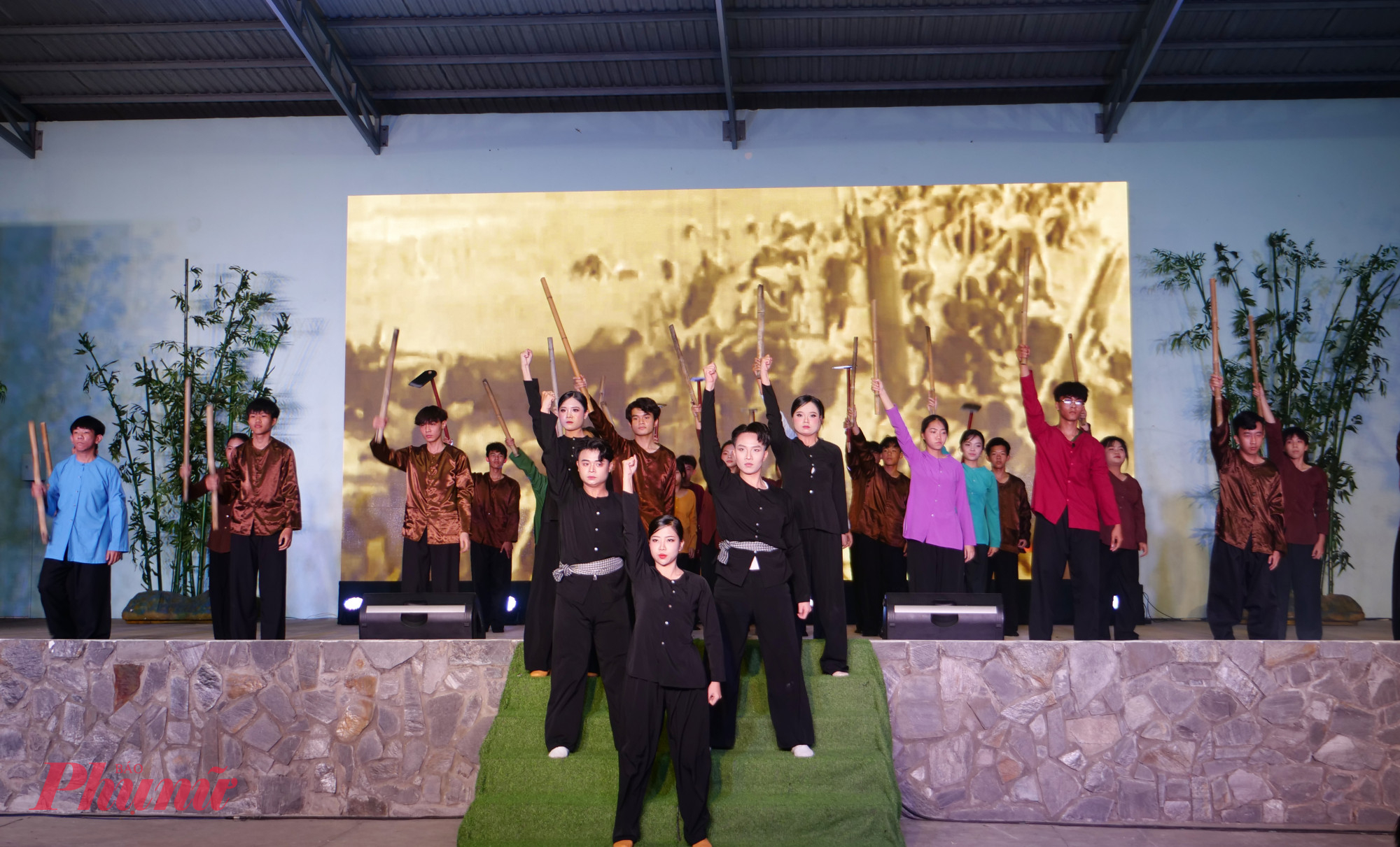 Các tiết mục được dàn dựng và biểu diễn từ giáo viên các trường cùng các em học sinh Trung tâm Giáo dục Nghề nghiệp – Giáo dục Thường xuyên trên địa bàn xã, đã chạm đến trái tim người xem,  - Ảnh: Trang Nguyễn