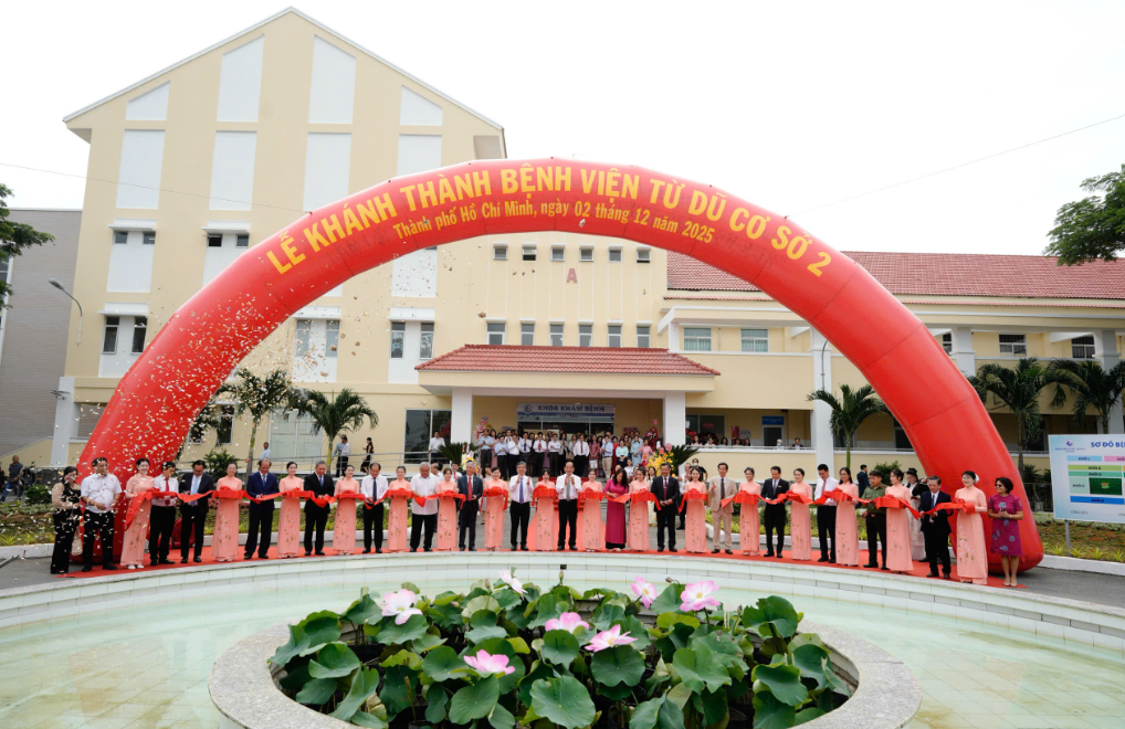 Ngày 10/11, Bệnh viện Từ Dũ 2 - mô hình bệnh viện đa khoa liên kết chính thức đi vào hoạt động, với sự phối hợp tham gia của 8 bệnh viện công lập, bao gồm Bệnh viện Lê Văn Thịnh, Bệnh viện Nhi Đồng Thành phố, Bệnh viện Mắt TPHCM, Bệnh viện Tai Mũi Họng, Bệnh viện Răng Hàm Mặt Thành phố, Bệnh viện Phục hồi chức năng & Bệnh nghề nghiệp, Bệnh viện Y học cổ truyền, Bệnh viện Da Liễu. Chỉ sau hơn một tháng vận hành, Bệnh viện Từ Dũ 2 đã tiếp nhận hơn 5.000 lượt khám ngoại trú, triển khai đồng bộ nhiều chuyên khoa và thực hiện an toàn các ca phẫu thuật, cấp cứu và sản khoa ngay tại địa phương. 