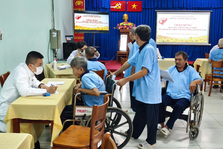 Khi TPHCM hợp nhất lĩnh vực an sinh xã hội, bảo vệ trẻ em và bảo trợ xã hội vào lĩnh vực y tế, Sở Y tế triển khai ngay các hoạt động giúp củng cố năng lực y tế tại chỗ. Thiết lập quy chế phối hợp giữa bệnh viện công lập và trung tâm bảo trợ giúp xử trí kịp thời trường hợp nặng, hạn chế chuyển viện không cần thiết. Đồng thời, ban hành bộ tiêu chí chăm sóc sức khỏe cơ bản tại các trung tâm bảo trợ nhằm bảo đảm công bằng y tế