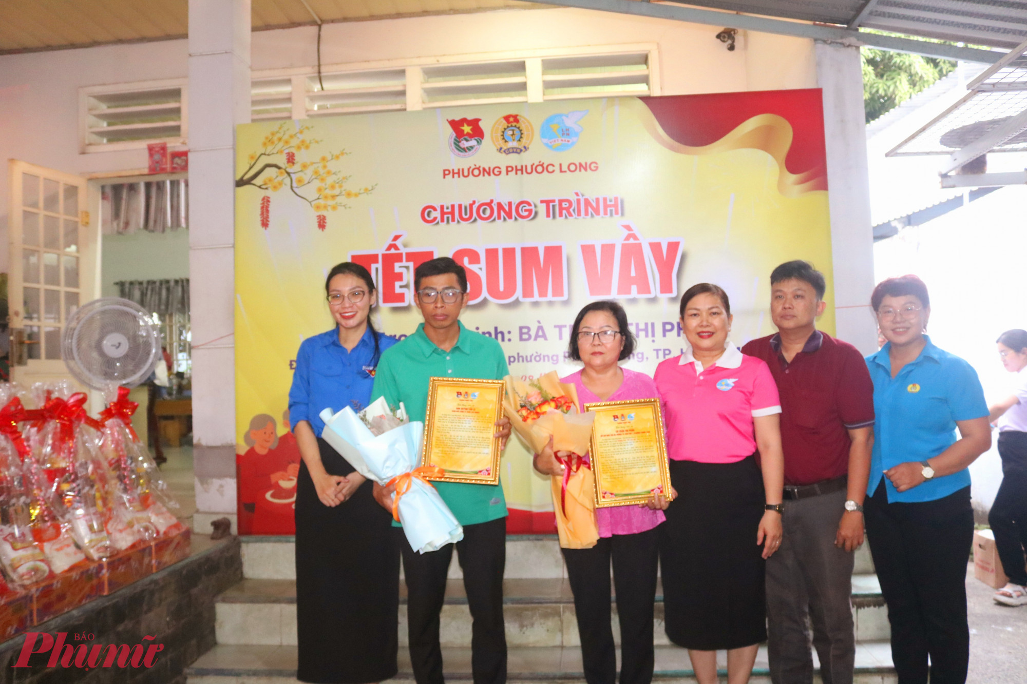 Ban tổ chức trao thư cảm ơn bà Phấn (thứ 3, từ trái qua) và các nhà hảo tâm đã đồng hành thực hiện chương trình “Tết sum vầy: - Ảnh: Mẫn Nhi