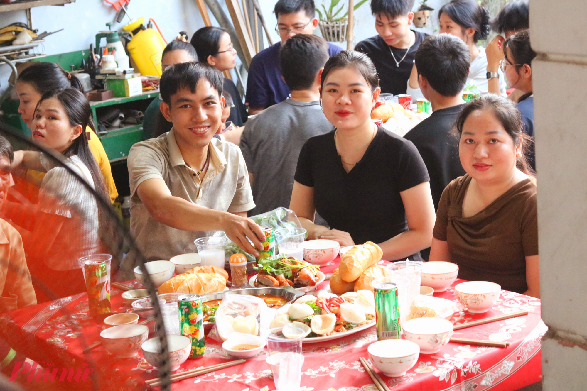 Những phần quà thiết thực và bữa tất niên được ban tổ chức chuẩn bị chu đáo thay lời chúc anh chị em công nhân, lao động tự do trong khu nhà trọ một năm mới bình an, hạnh phúc - Ảnh: Mẫn Nhi