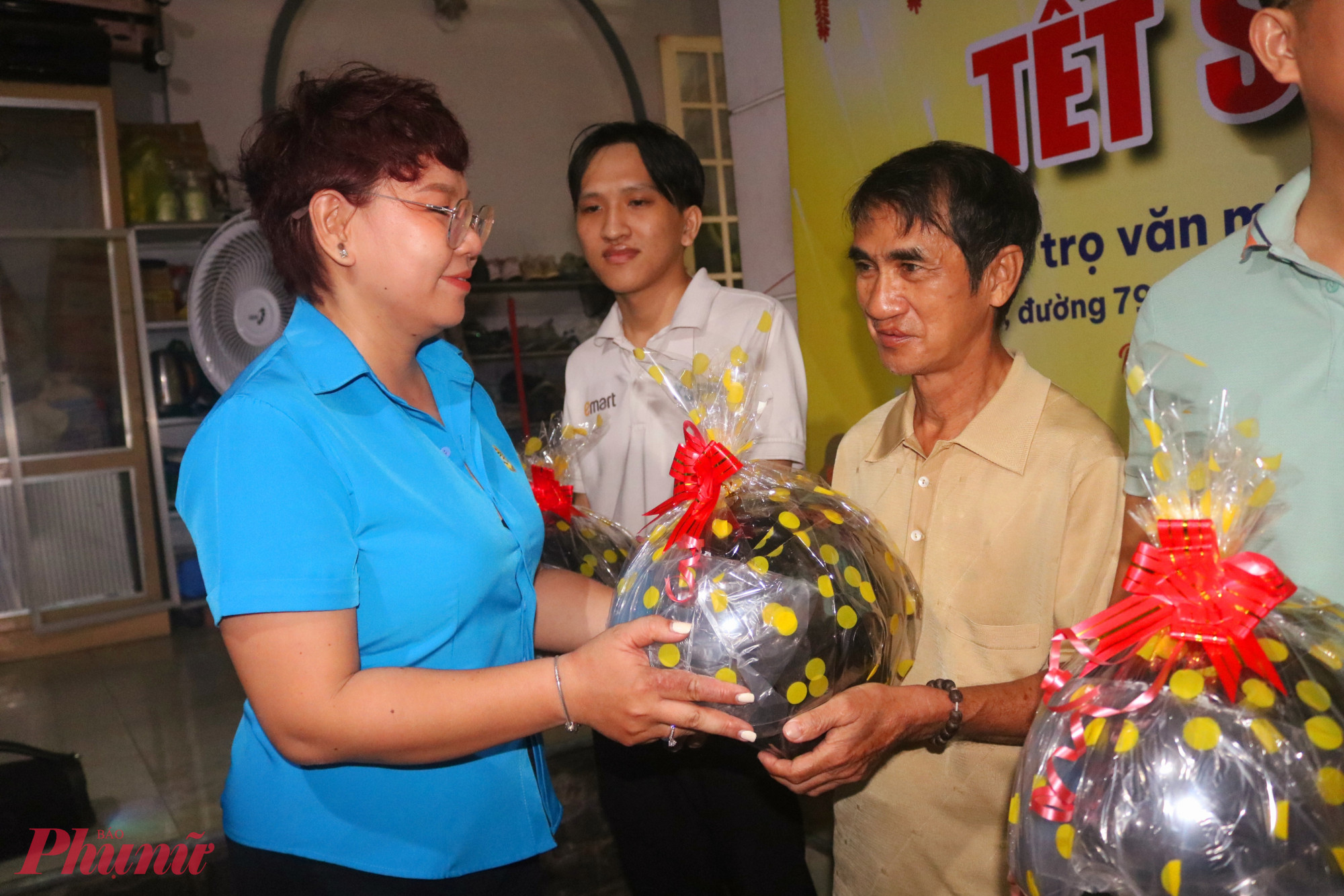 Bà Nguyễn Thị Phương Quyên – Phó chủ tịch Công đoàn phường Phước Long – trao quà đến các anh chị em ở khu nhà trọ của gia đình bà Phấn - Ảnh: Mẫn Nhi