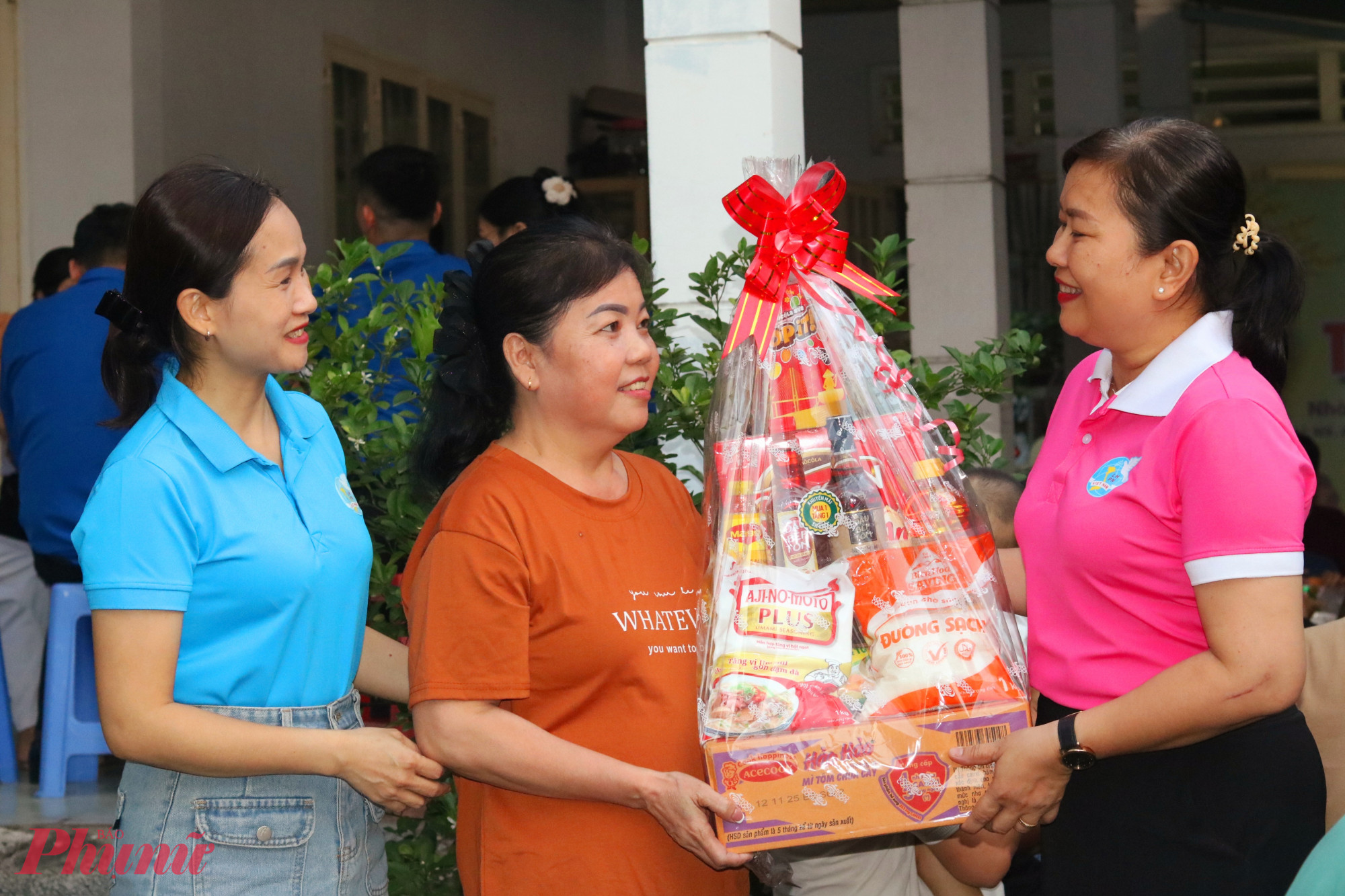 Bà Nguyễn Thị Thanh Xuân – Phó chủ tịch Ủy ban MTTQ Việt Nam phường Phước Long, Chủ tịch Hội LHPN phường (bìa phải) và bà Phạm Ngọc Hảo Vy – Phó chủ tịch Hội LHPN phường (bìa trái) cùng trao quà, động viên chị Huỳnh Thị Kim Loan - Ảnh: Mẫn Nhi 