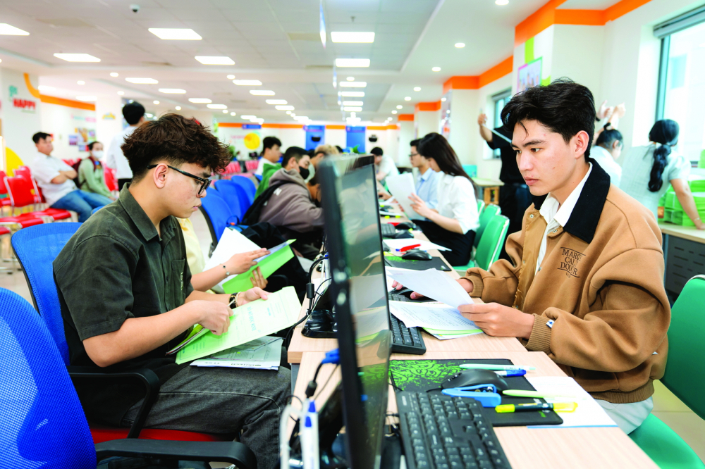 Tân sinh viên làm thủ tục nhập học vào hồi tháng 9/2025 tại Trường đại học Công nghệ TPHCM ẢNH: NGUYỄN LOAN