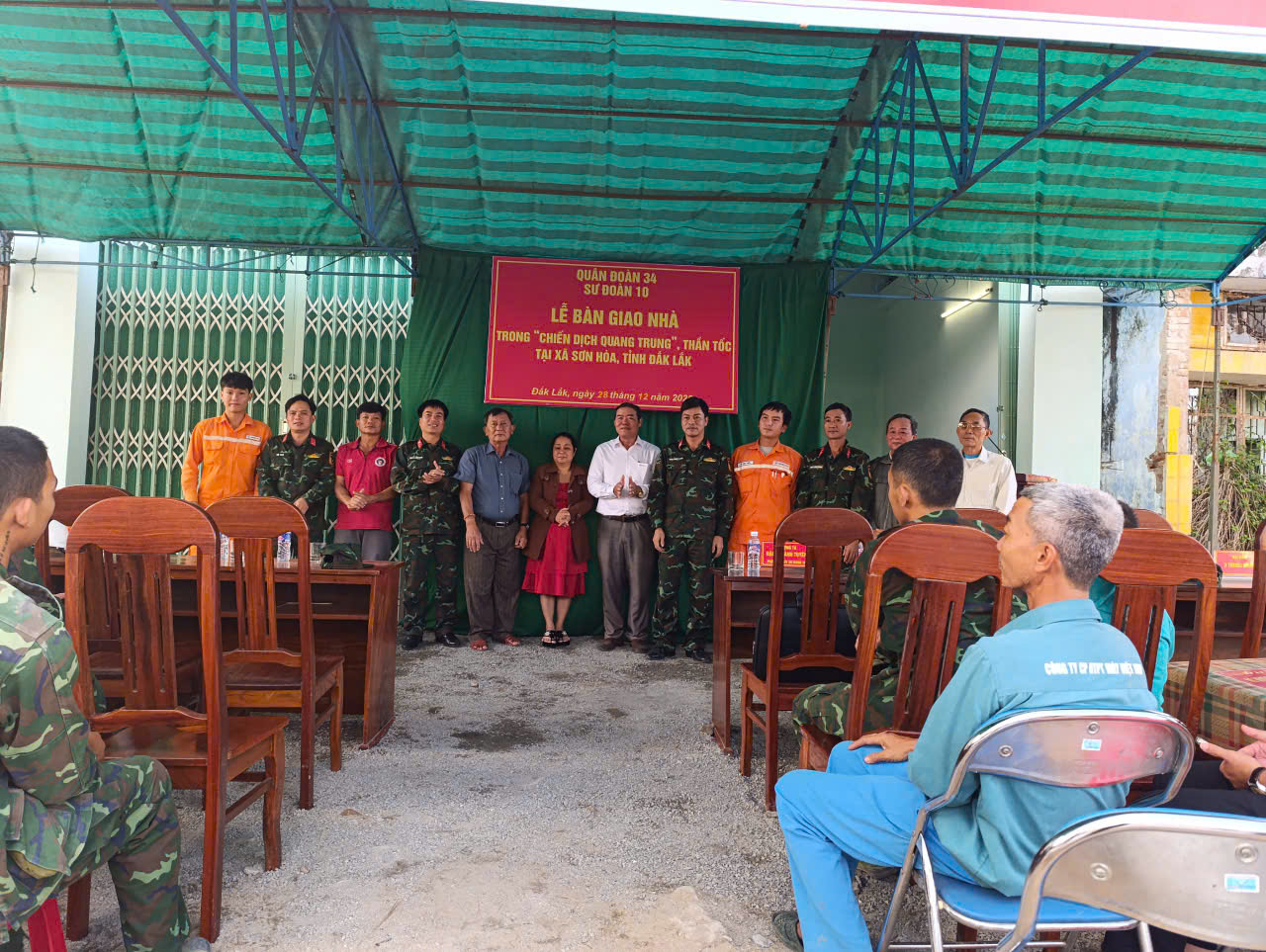 Lễ bàn giao nhà diễn ra trong không khí phấn khởi, ấm áp nghĩa tình quân dân - Ảnh: Thượng úy Lê Văn Đủ