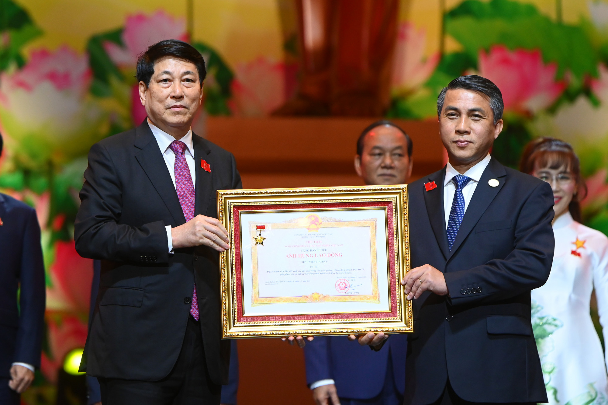 Giám đốc Bệnh viện Chợ Rẫy Phạm Thanh Việt (bìa phải) đón nhận danh hiệu Anh hùng Lao động do Chủ tich nước Lương Cường trao tặng, ảnh BVCC