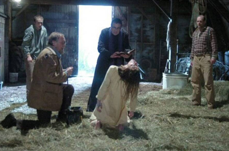 Cảnh trừ tà trong phim “The Exorcism of Emily Rose”. Ảnh: Sony Pictures