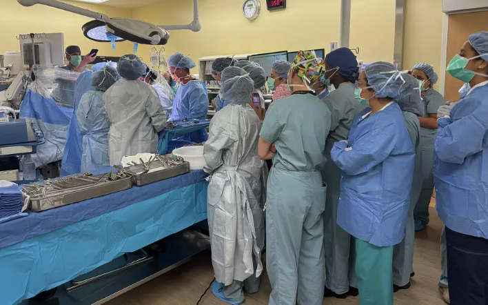 Ca sinhc ủa chị Suze có hơn 30 y bác sĩ tham gia