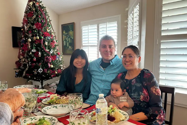 Gia đình 4 người chị Suze ăn mừng Giánh sinh vừa qua