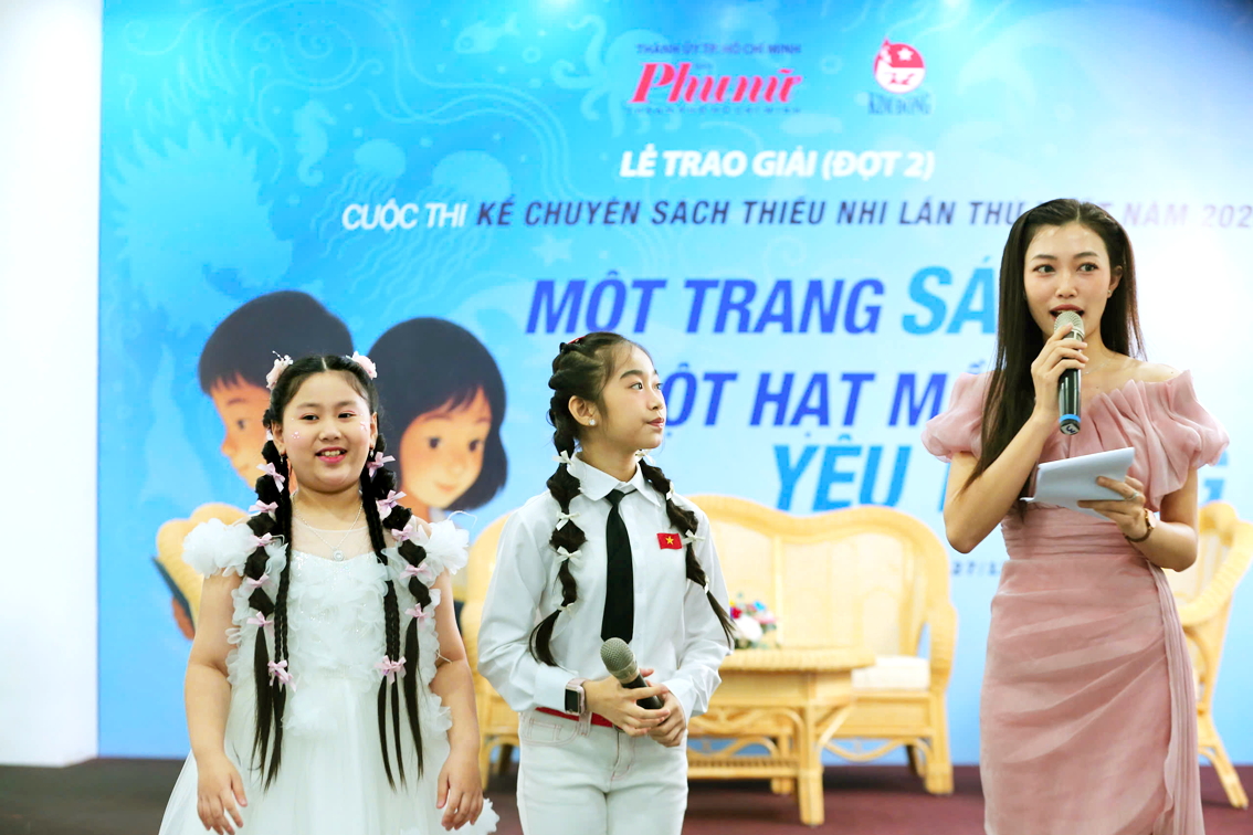 Đồng giải Nhì là em Nguyễn Cao Thanh Trúc (bìa trái) và  em Phạm Minh Bảo Ngọc (giữa), 2 em đều có nhiều tài lẻ - ẢNH: PHƯƠNG NHÃ