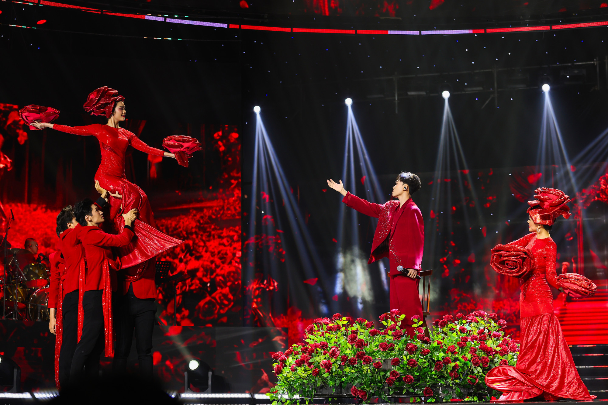 Tiết mục 99 đoá hồng của Hồ Văn Cường trong show của ca sĩ Như Quỳnh