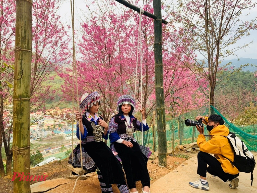 Hướng dẫn viên Hờ A Tầu – Thôn Dề Thàng, xã Mù Cang Chải  chụp ảnh cho du khách