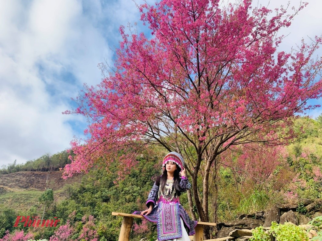 Một du khách trong trang phục dân tộc thả dáng với 